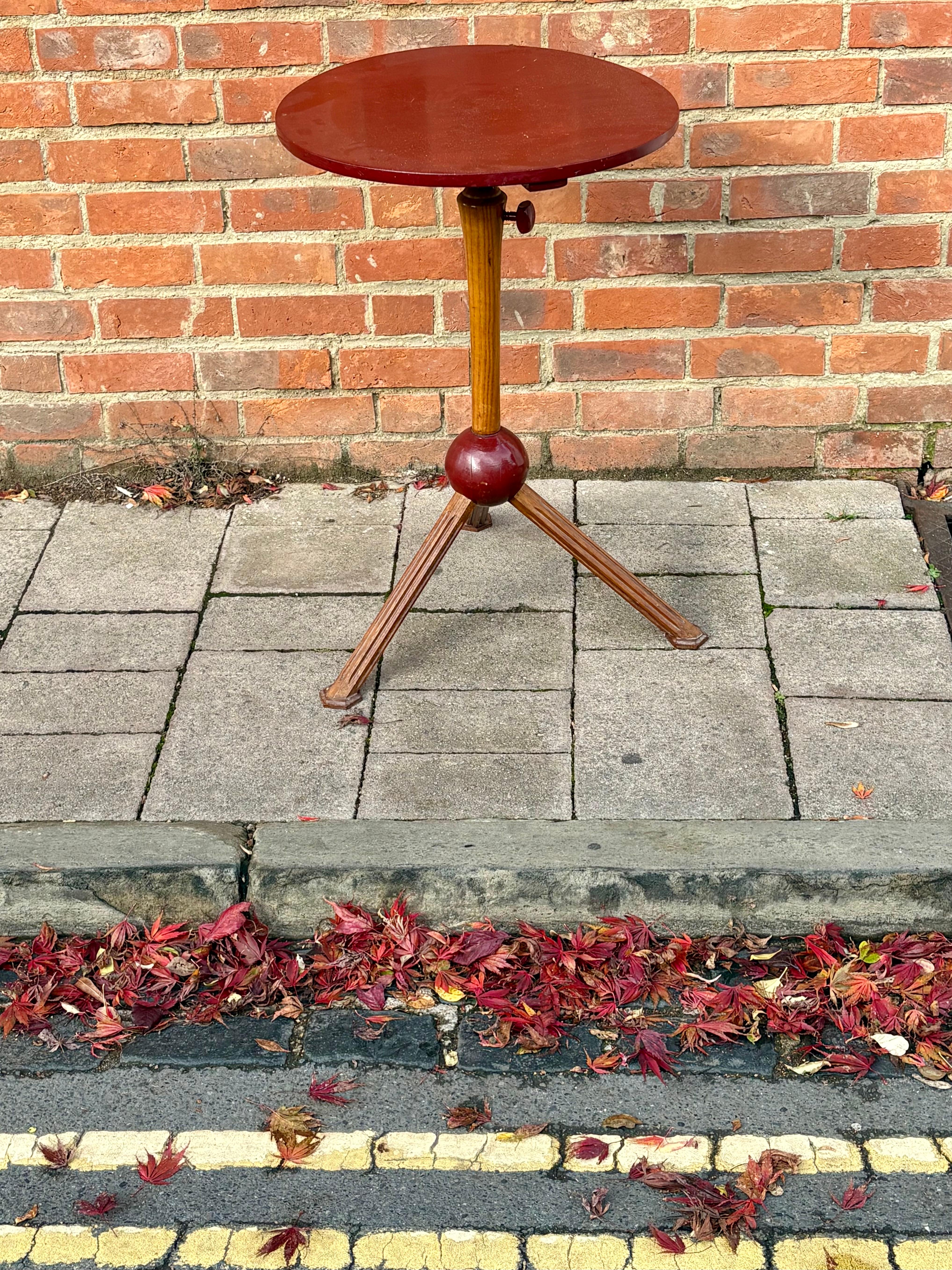 Tavolo Sputnik francese degli anni '50, in Oak e dipinto in vendita 1