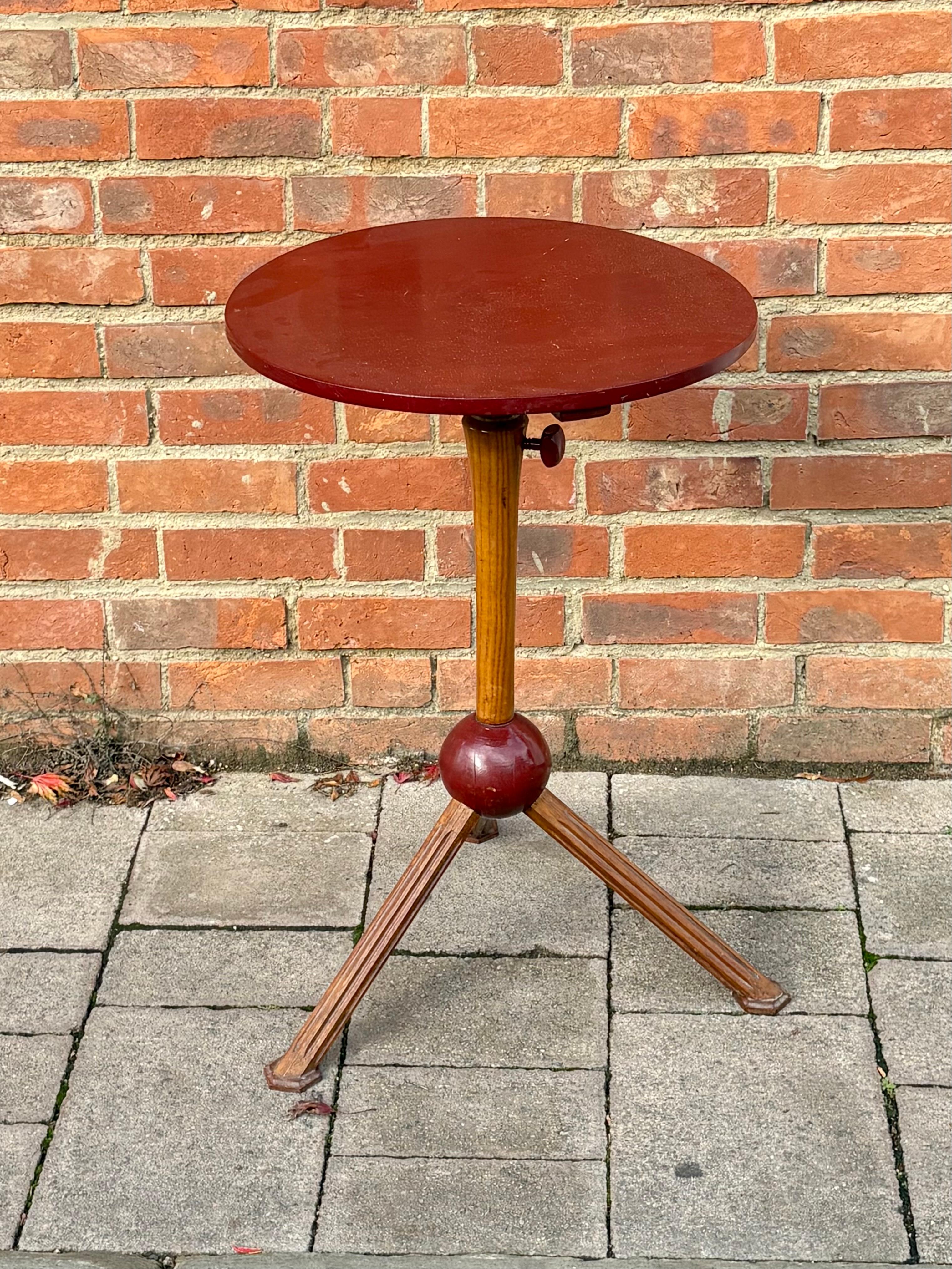 Bellissimo tavolo francese dipinto degli anni '50. Molto classico e allo stesso tempo modernista, con i dettagli Sputnik e le belle gambe scanalate che culminano in piedi dalla bella forma. 

Il piano del tavolo è stato verniciato in tinta con il