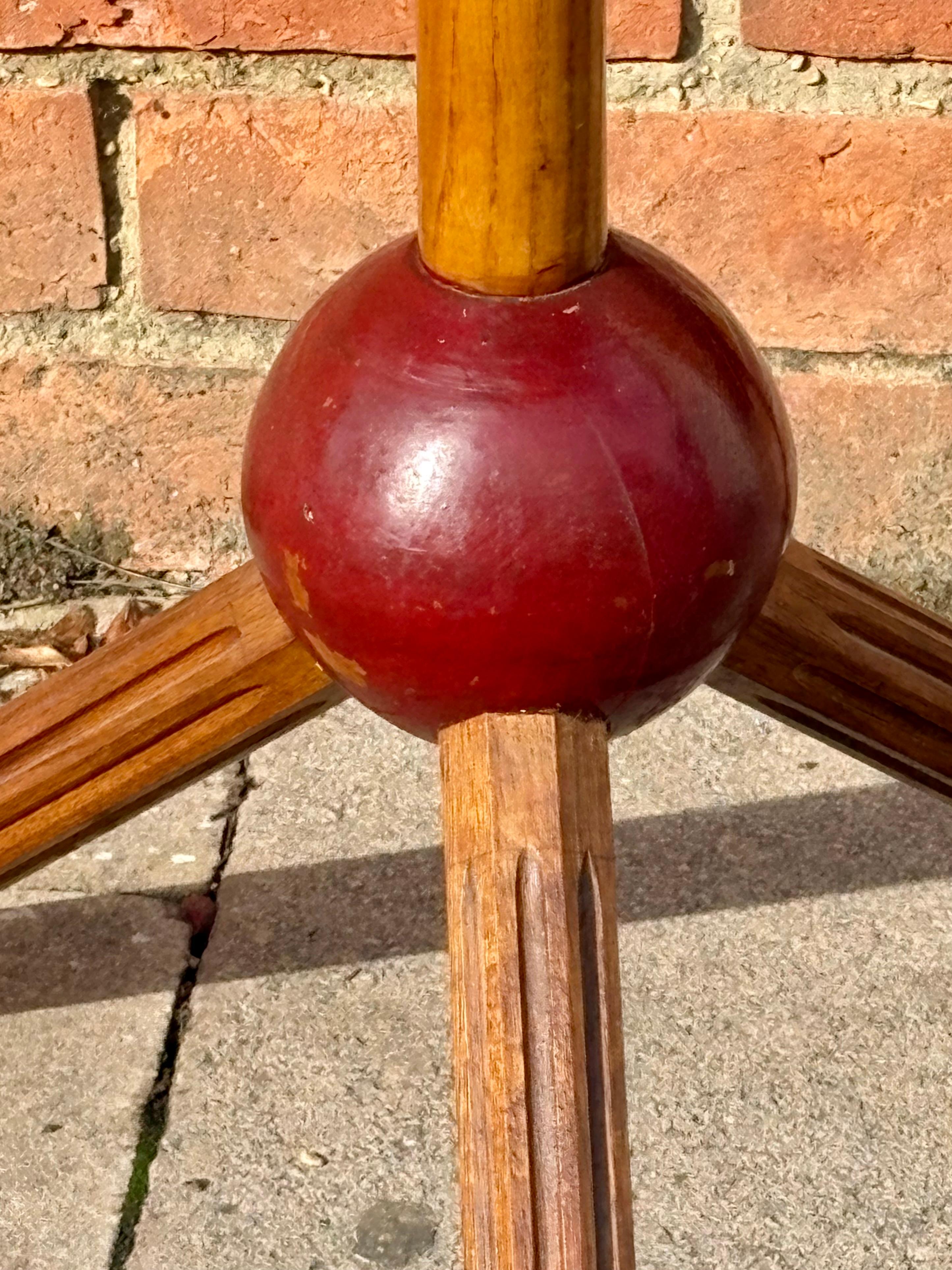 Tavolo Sputnik francese degli anni '50, in Oak e dipinto In condizioni buone in vendita a Oxford, GB