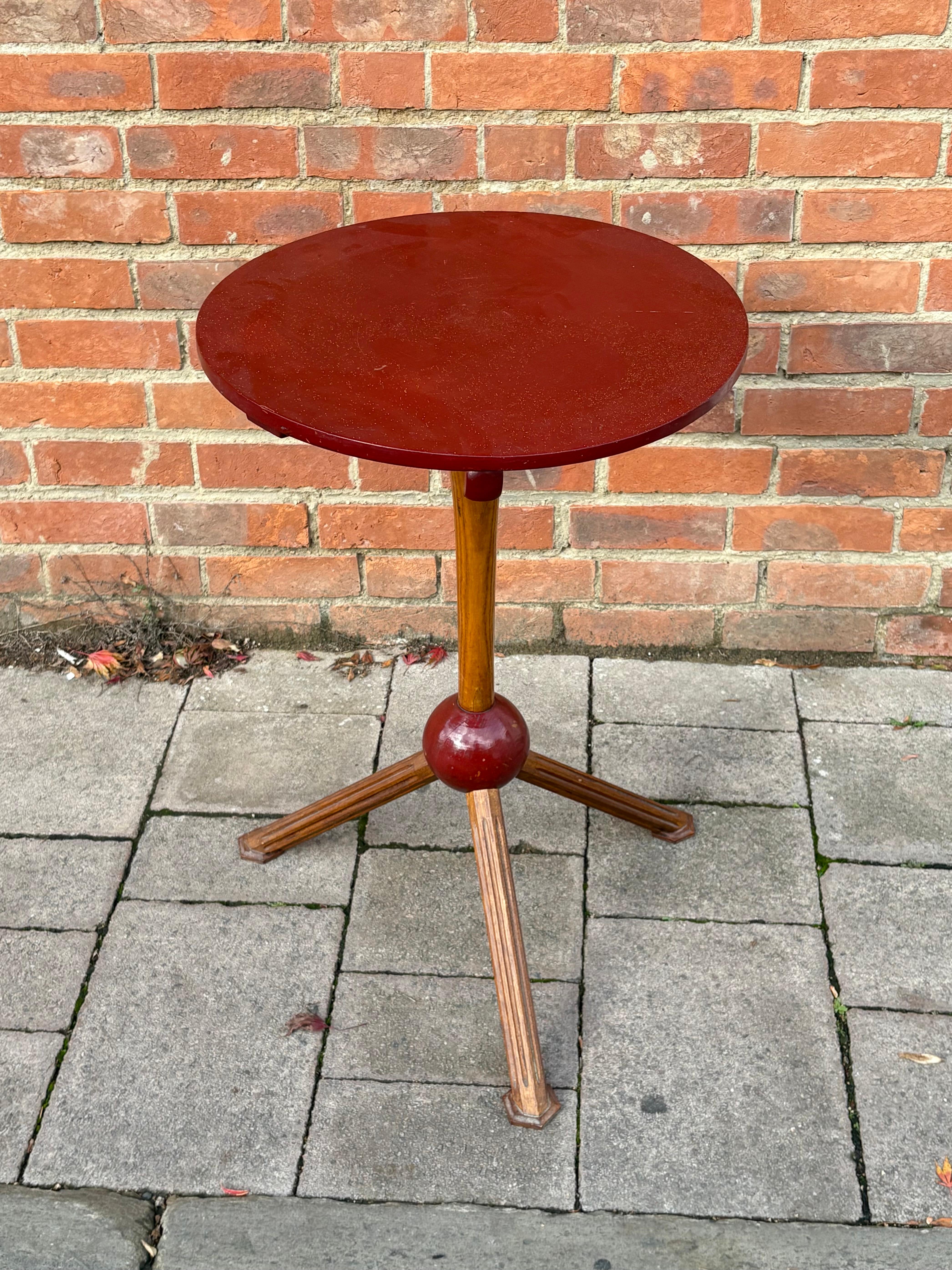 Quercia Tavolo Sputnik francese degli anni '50, in Oak e dipinto in vendita