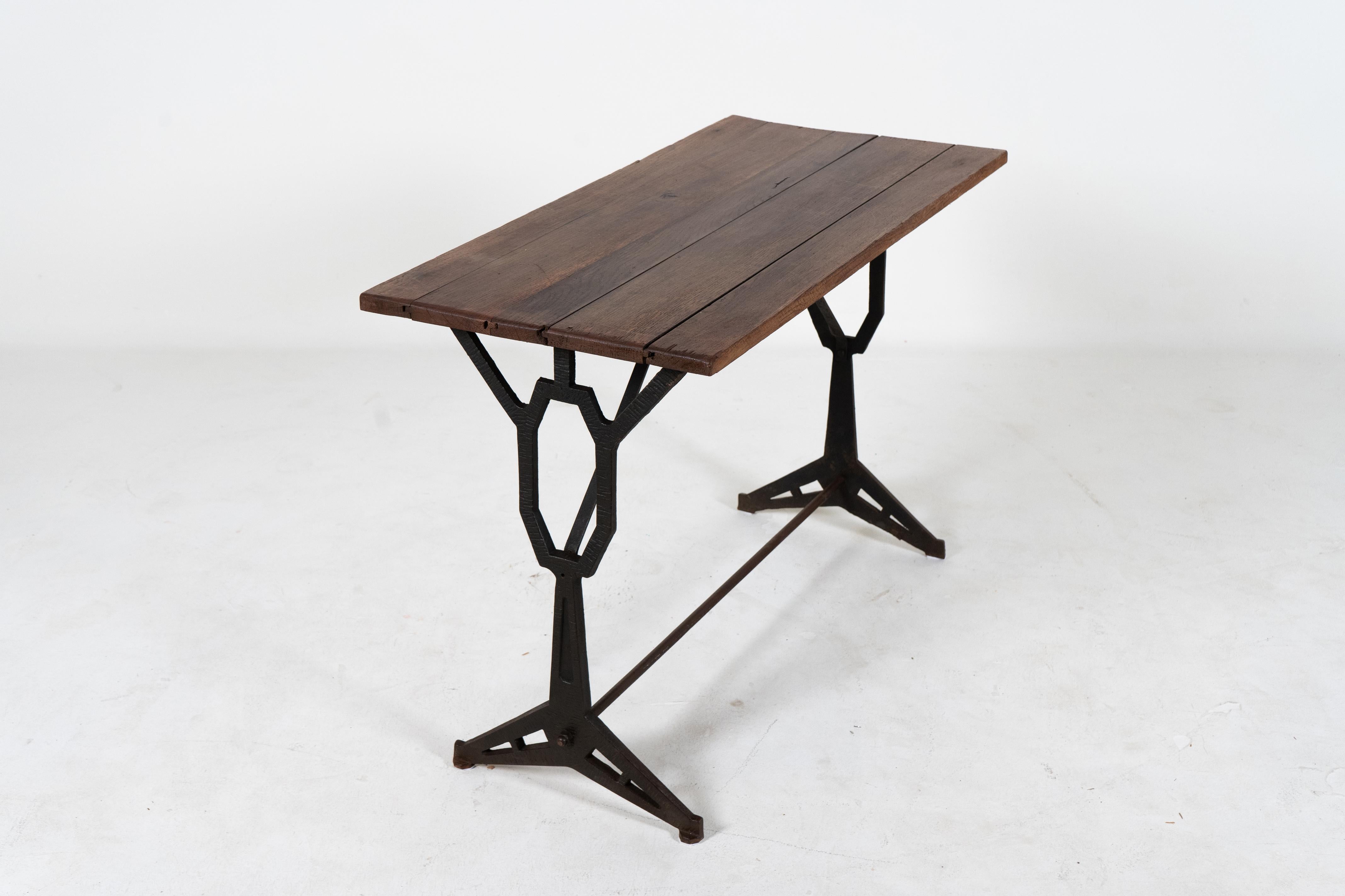 A French Oak Bistro Table, c. 1930 In Good Condition For Sale In Chicago, IL