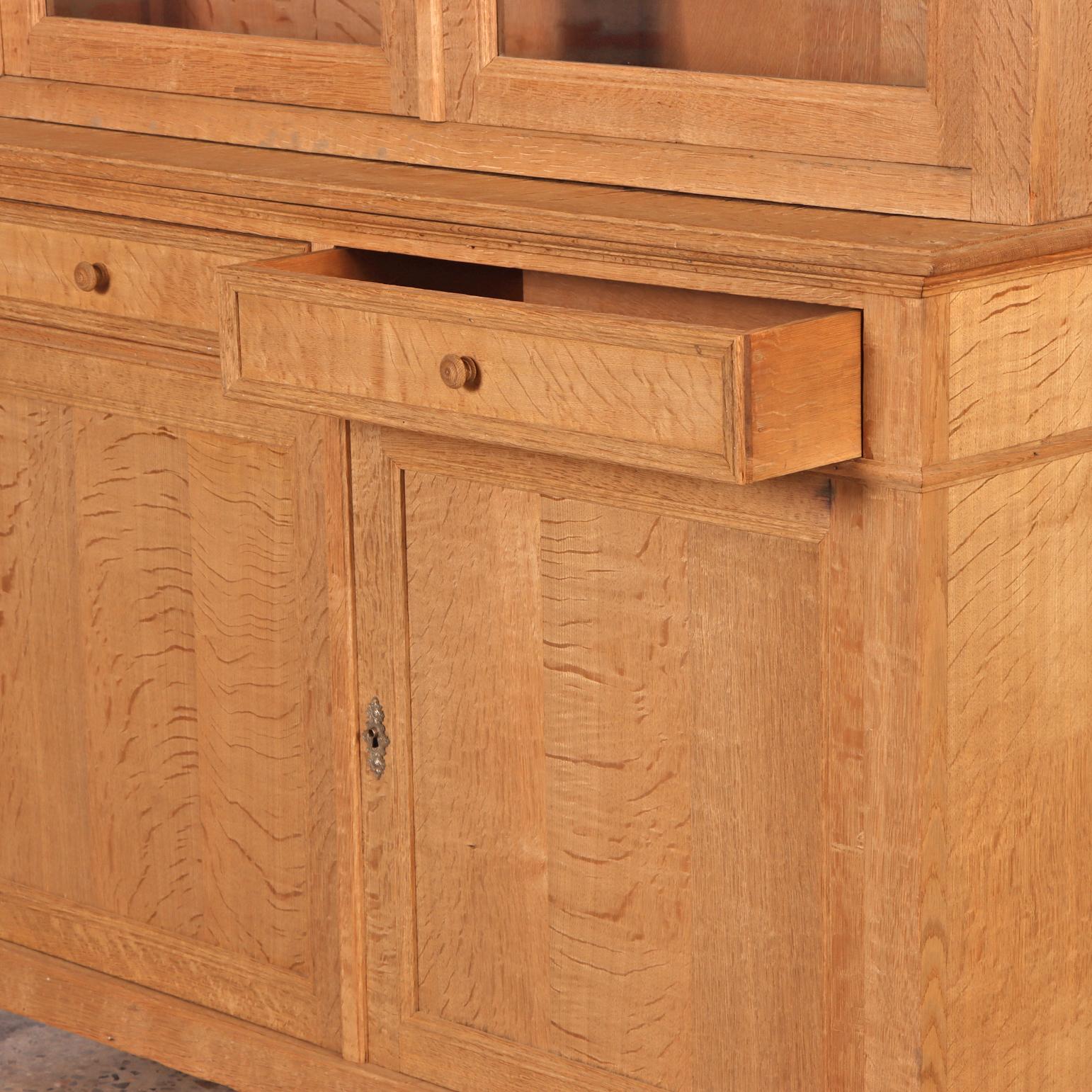 Cabinet en Oak a deux corps, C.C. 1880. Bon état - En vente à Philadelphia, PA