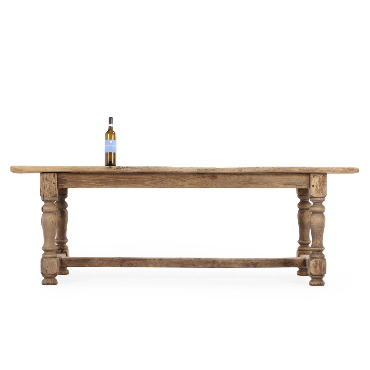 Ein französischer Bauernhoftisch aus Eiche, 19. (Geschnitzt) im Angebot