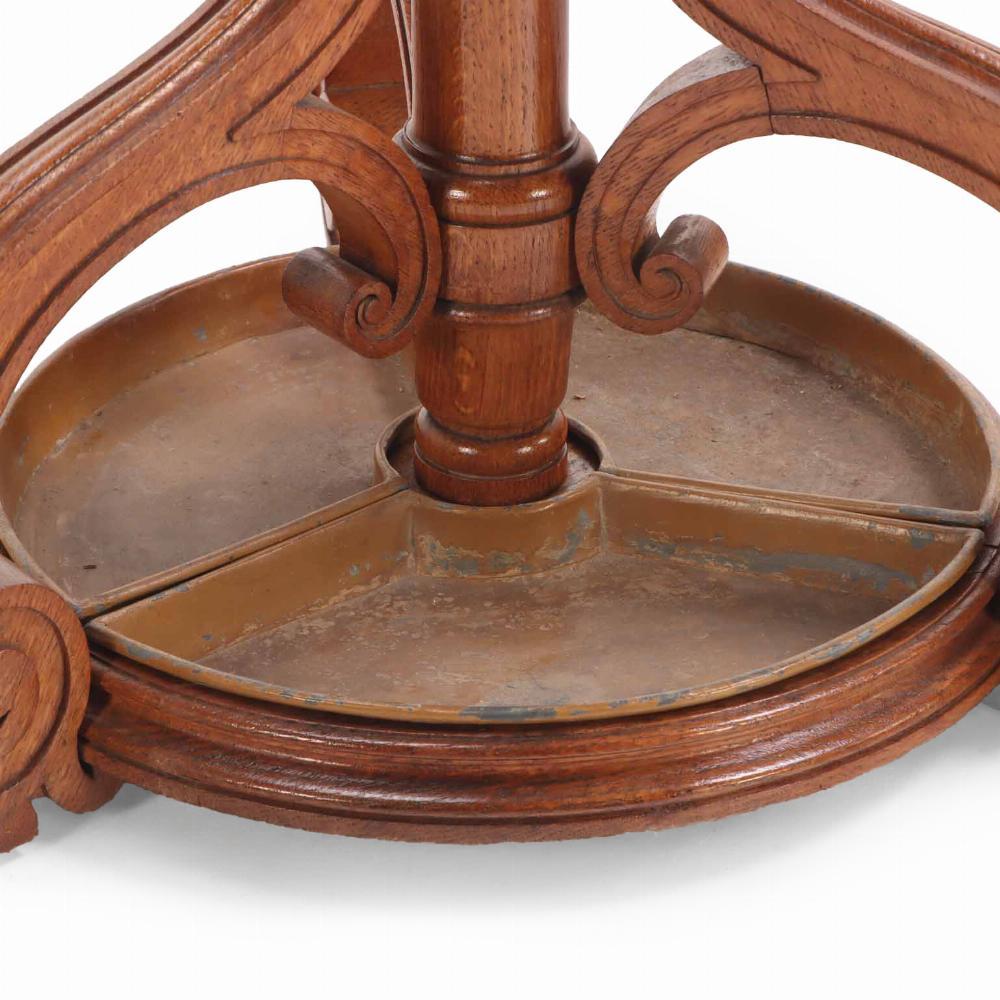 Francese Una cappelliera francese in Oak e un portaombrelli in latta, C.C. 1890. in vendita