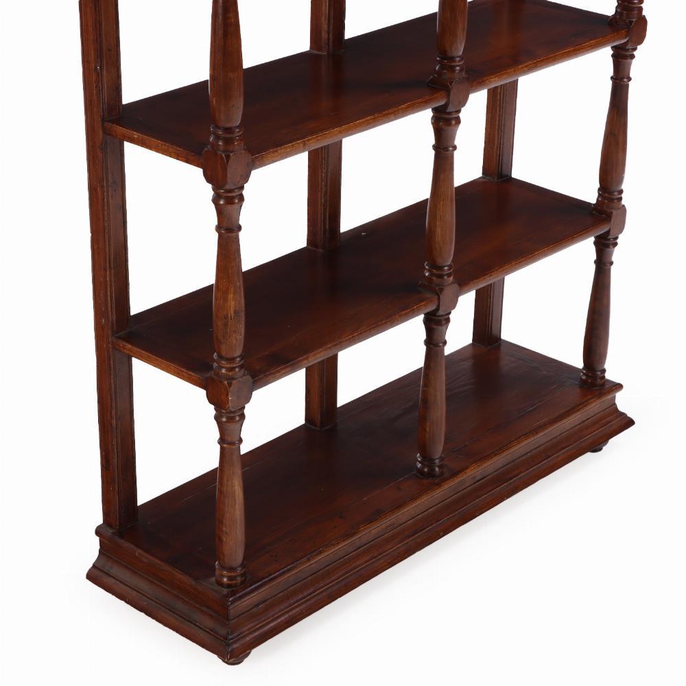 Questo scaffale è di ottima qualità ed è uno dei tre disponibili. 
Ciascuna con cornice sopra cinque ripiani con montanti torniti e sostenuti da piccoli piedi a sfera.