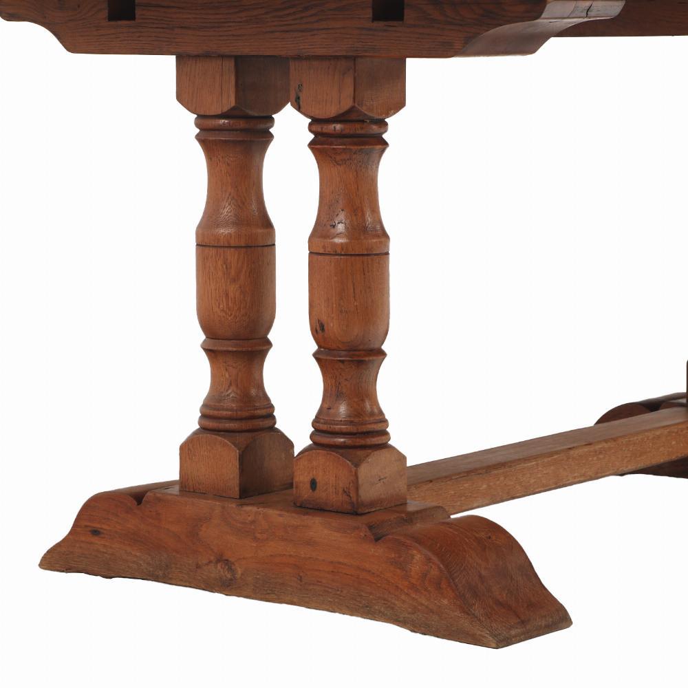 Il lungo piano rettangolare poggia su supporti finemente torniti uniti da una base a cavalletto con piedi a scarpa. Il tavolo può essere utilizzato come credenza, scrivania o dietro un divano.

