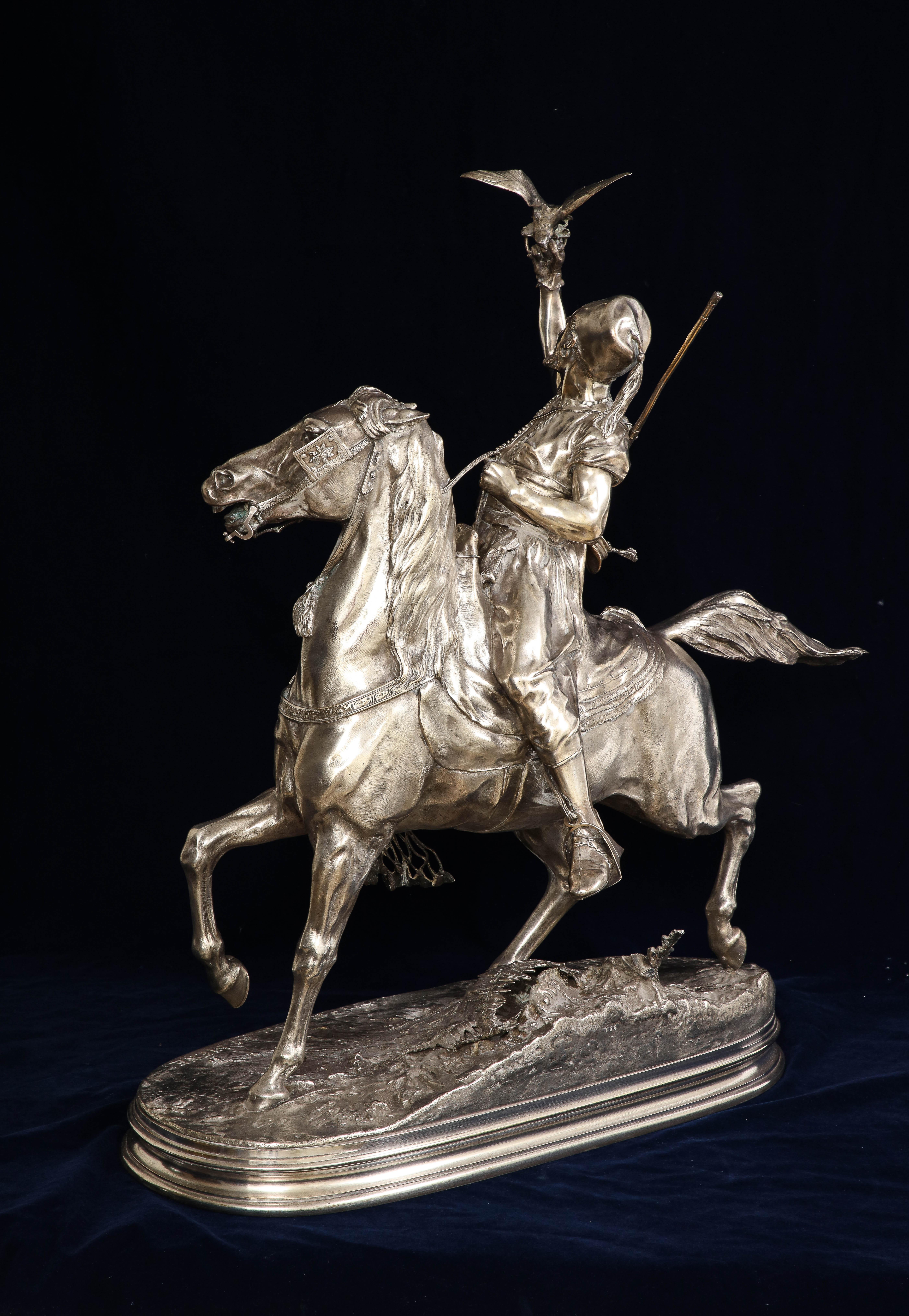 Argenté Groupe de « Le fauconnier » en bronze argenté de style orientaliste français, P.J. Mene 19ème C. en vente