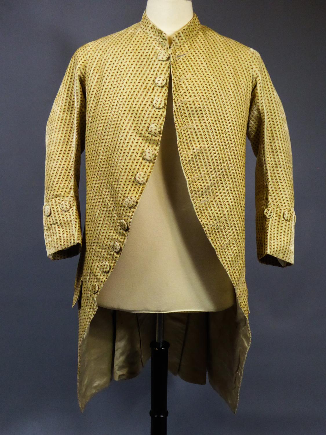 Circa 1775
France

French gentleman's frock coat in miniature velvet from the Louis XV / Louis XVI transition period around 1775. Clever velvet as Miniature in cut silk velvet brocade. Stripes with herringbone effect of red green and cream color.
