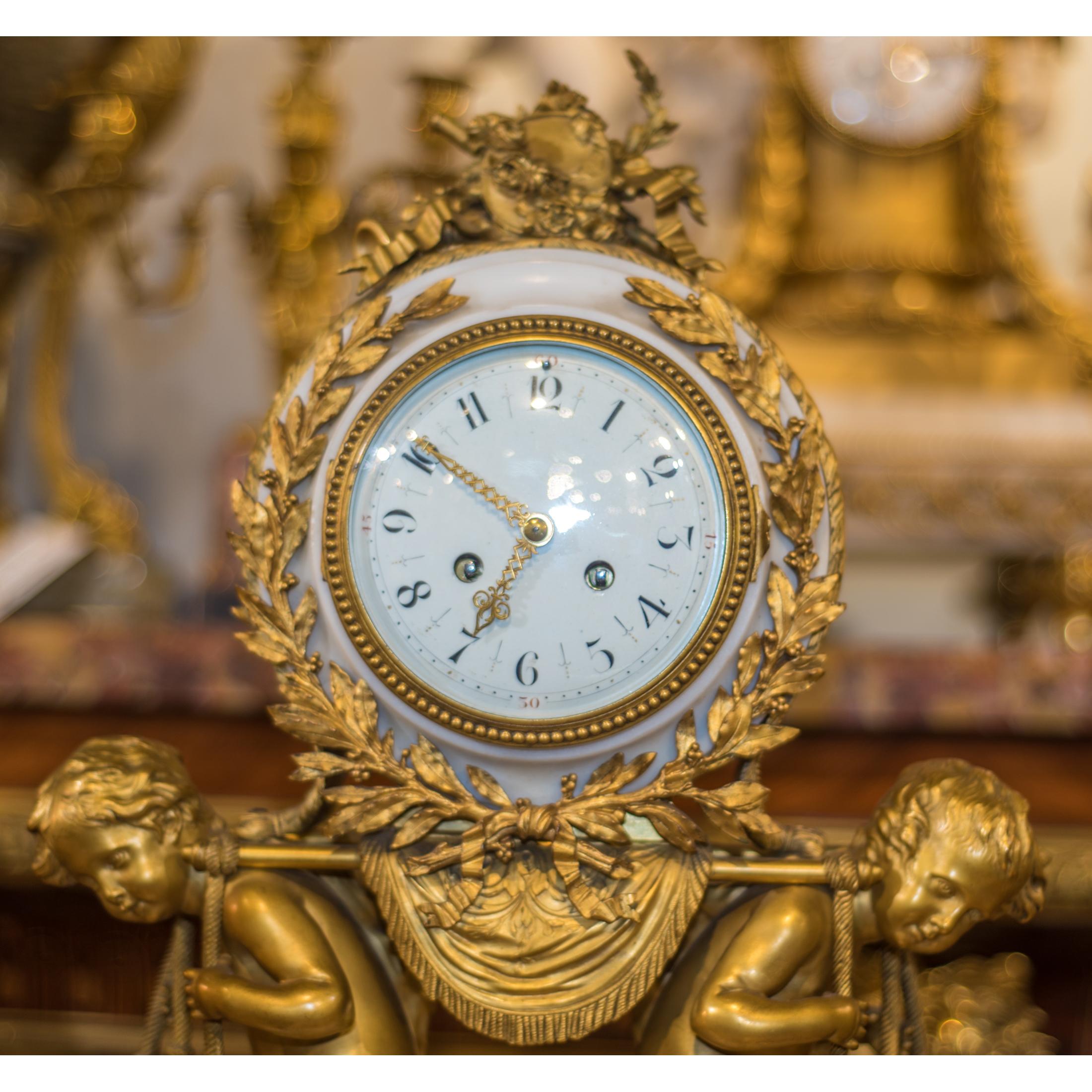 Français Garniture d'horloge française à trois pièces en bronze doré et marbre blanc en vente
