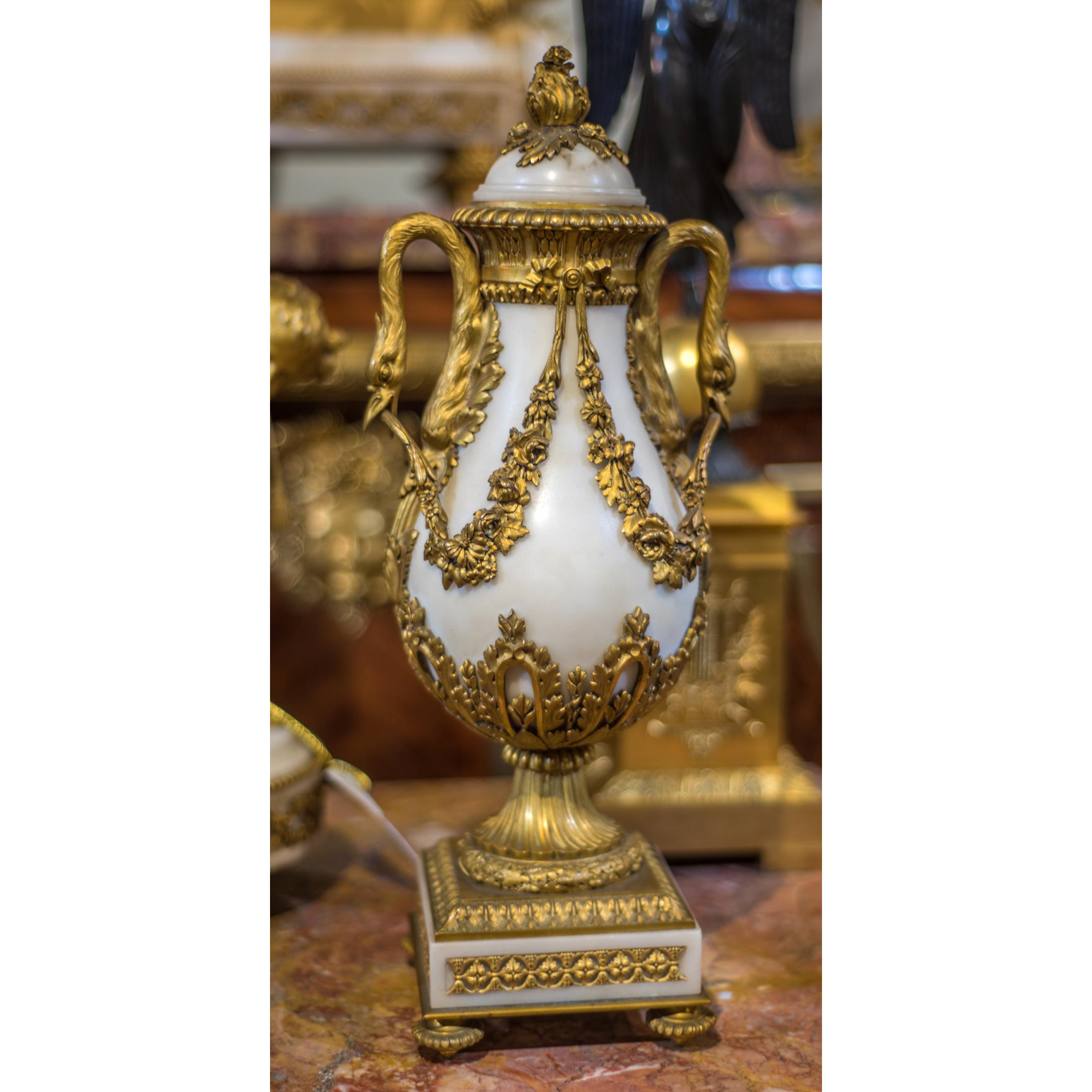 Doré Garniture d'horloge française à trois pièces en bronze doré et marbre blanc en vente