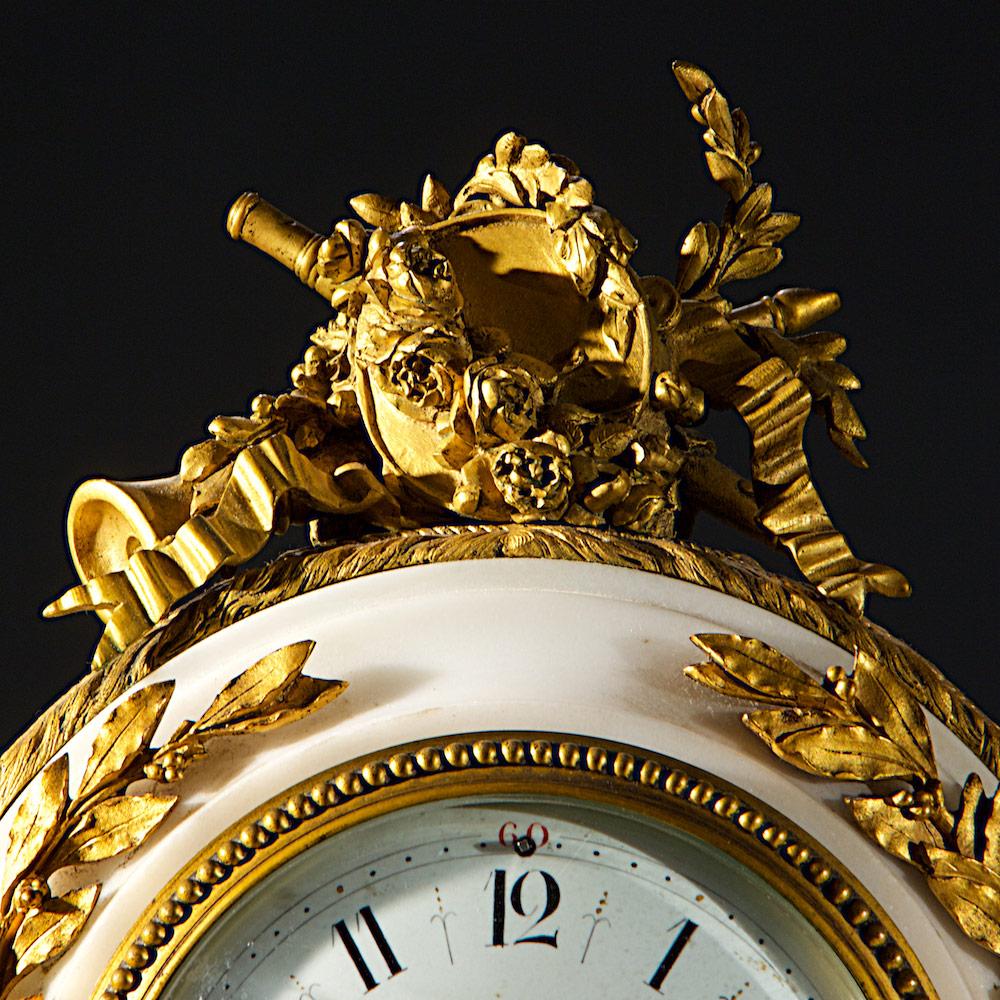 XIXe siècle Garniture d'horloge française à trois pièces en bronze doré et marbre blanc en vente