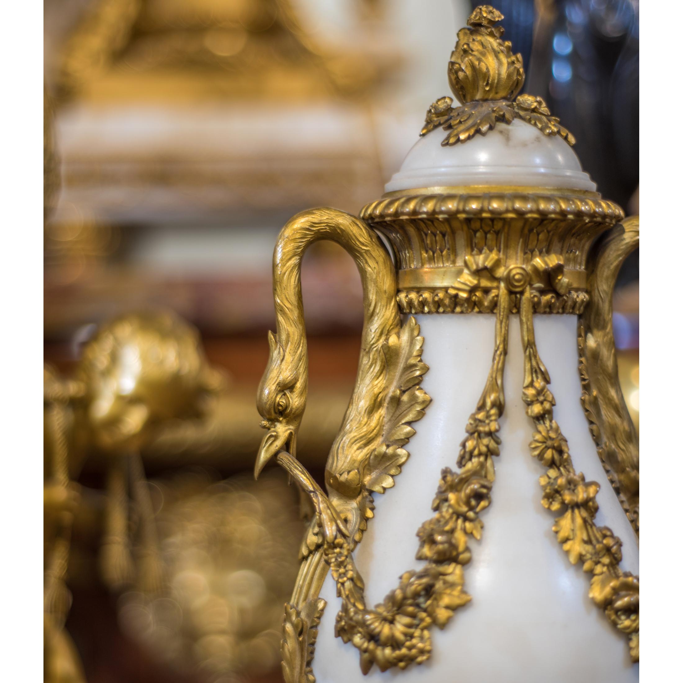 Garniture d'horloge française à trois pièces en bronze doré et marbre blanc en vente 1
