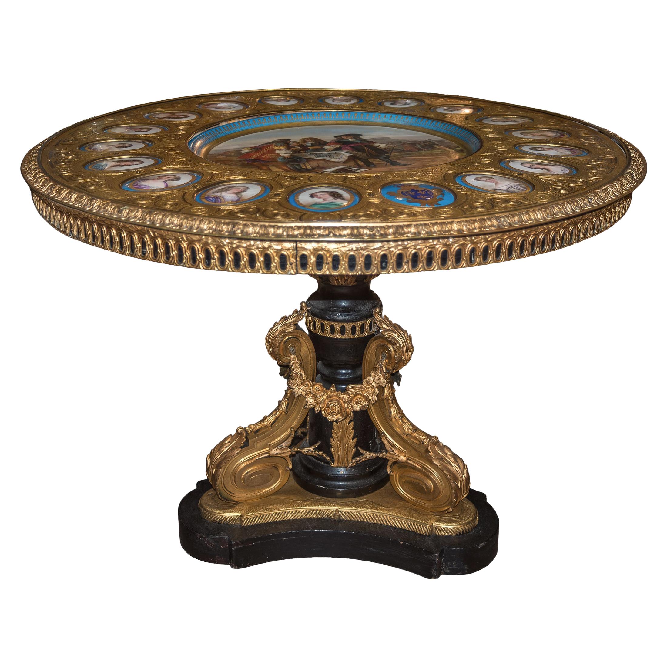 Guéridon français en bois peint et porcelaine de Sèvres, monté sur bronze.