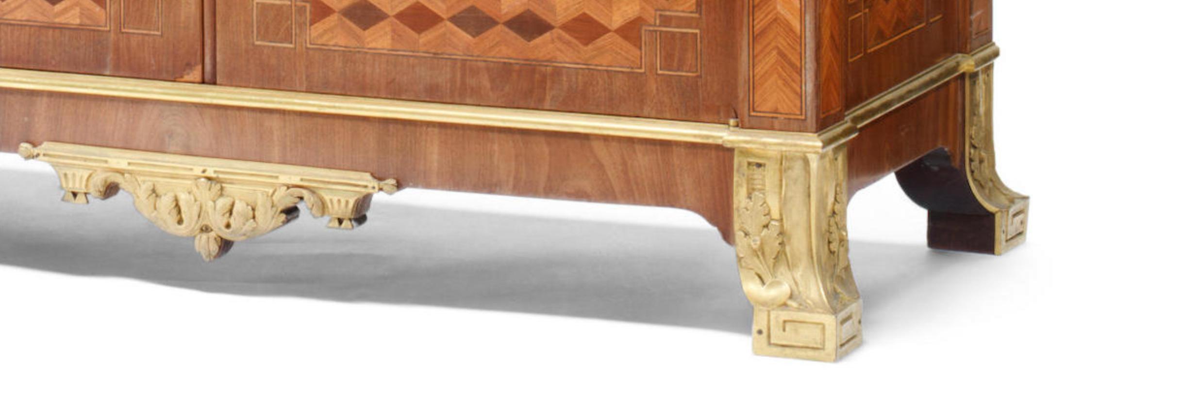 Die Brèche d'Alep-Marmorplatte über einer langen Friesschublade, die aufklappbare Sturzfront mit vergoldeter brauner Lederschreibfläche, das eingepasste Innere mit vier offenen Fächern und einer langen Schublade, darüber zwei Schranktüren, das