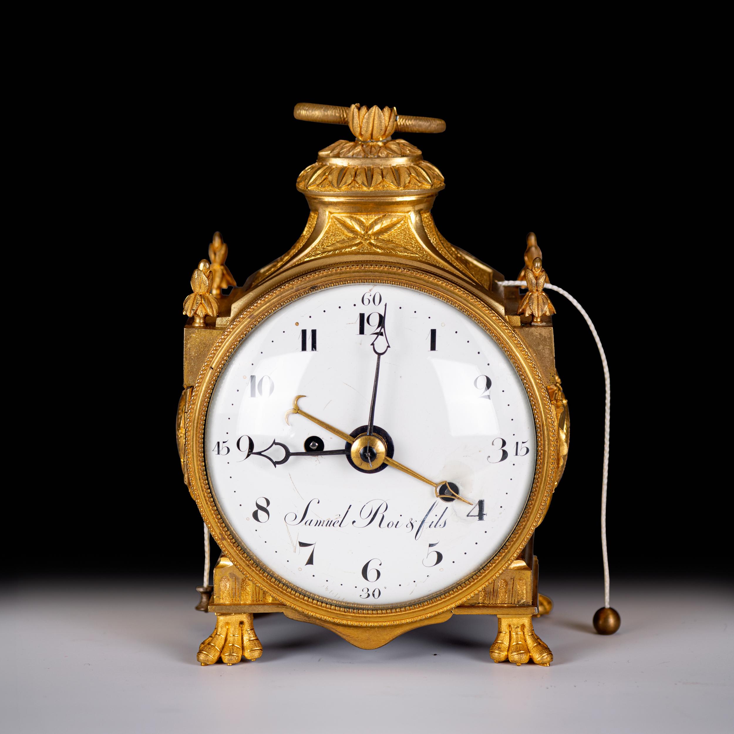 Una pendule d'officier di grande sonnerie francese in ormolu di qualità superba con allarme di Le Roi & Fils. La cassa in ormolu è riccamente decorata con fregi floreali e decorazioni floreali ovali ai lati, manico a serpente intrecciato, poggia su