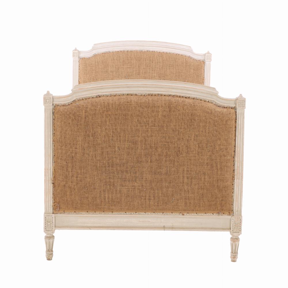 Un sofá cama francés pintado y tallado, C. 1900. Tallado en venta