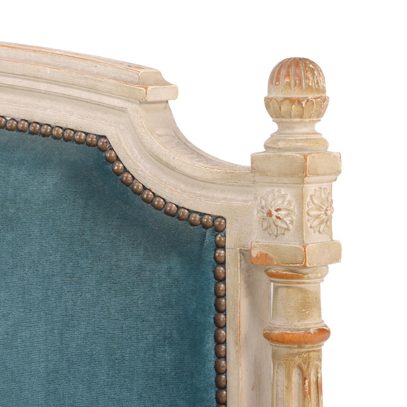 A French Painted Louis XVI-Style Daybed, C. 1920. In Good Condition For Sale In Philadelphia, PA