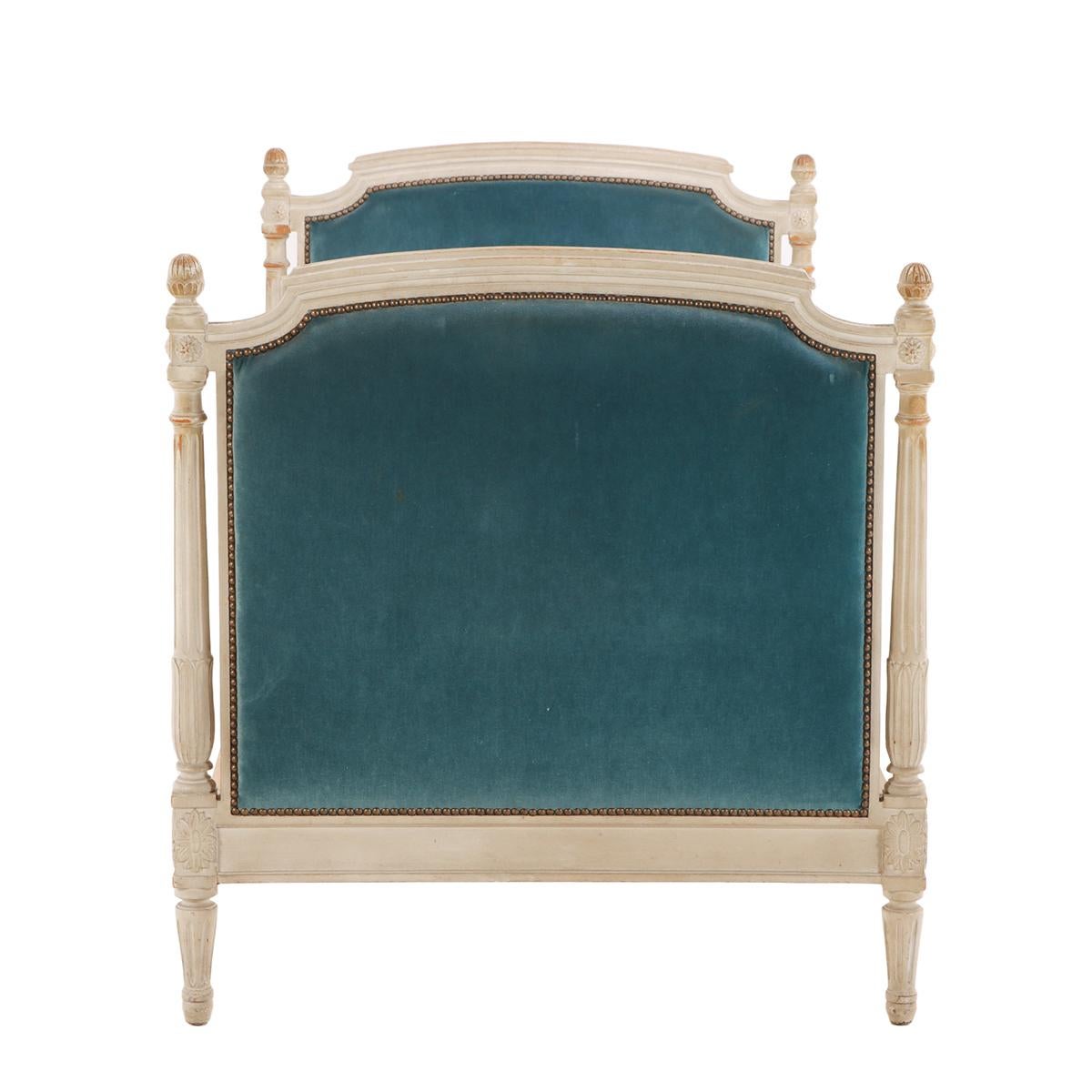 20th Century A French Painted Louis XVI-Style Daybed, C. 1920. For Sale