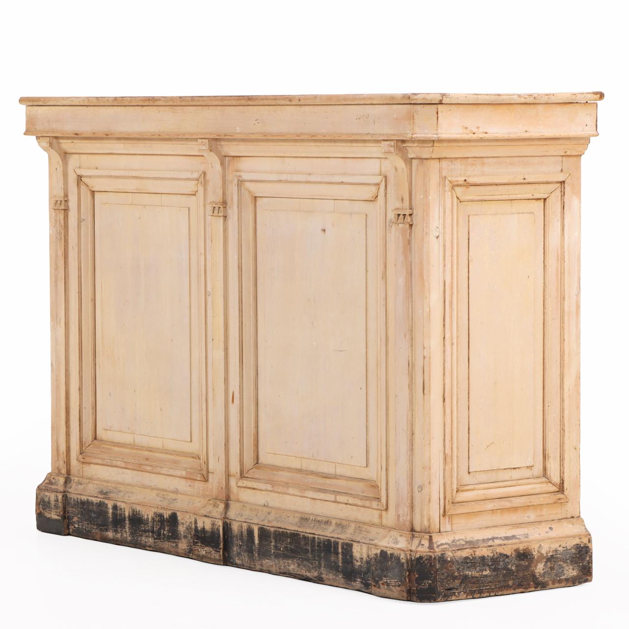 Magnifique comptoir de bar en pin français peint, vers 1880, avec des détails de colonnes sur le devant et les côtés. Le dos ouvert est équipé de deux petits tiroirs au-dessus d'étagères ouvertes, offrant un espace de rangement et d'exposition