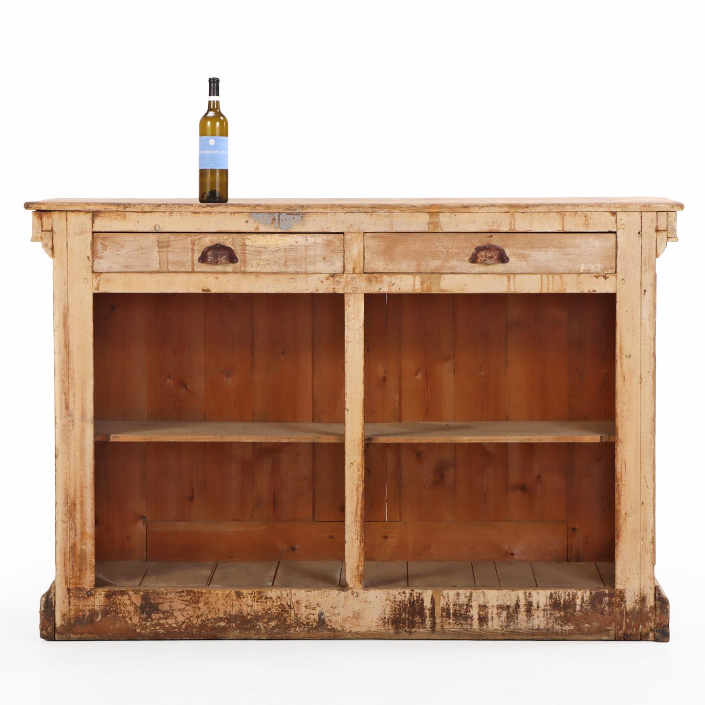 Français A.I.C., bar/comptoir en pin peint, C. 1880. en vente