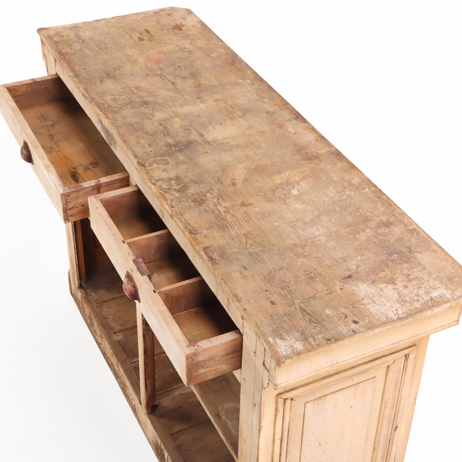 Pin A.I.C., bar/comptoir en pin peint, C. 1880. en vente