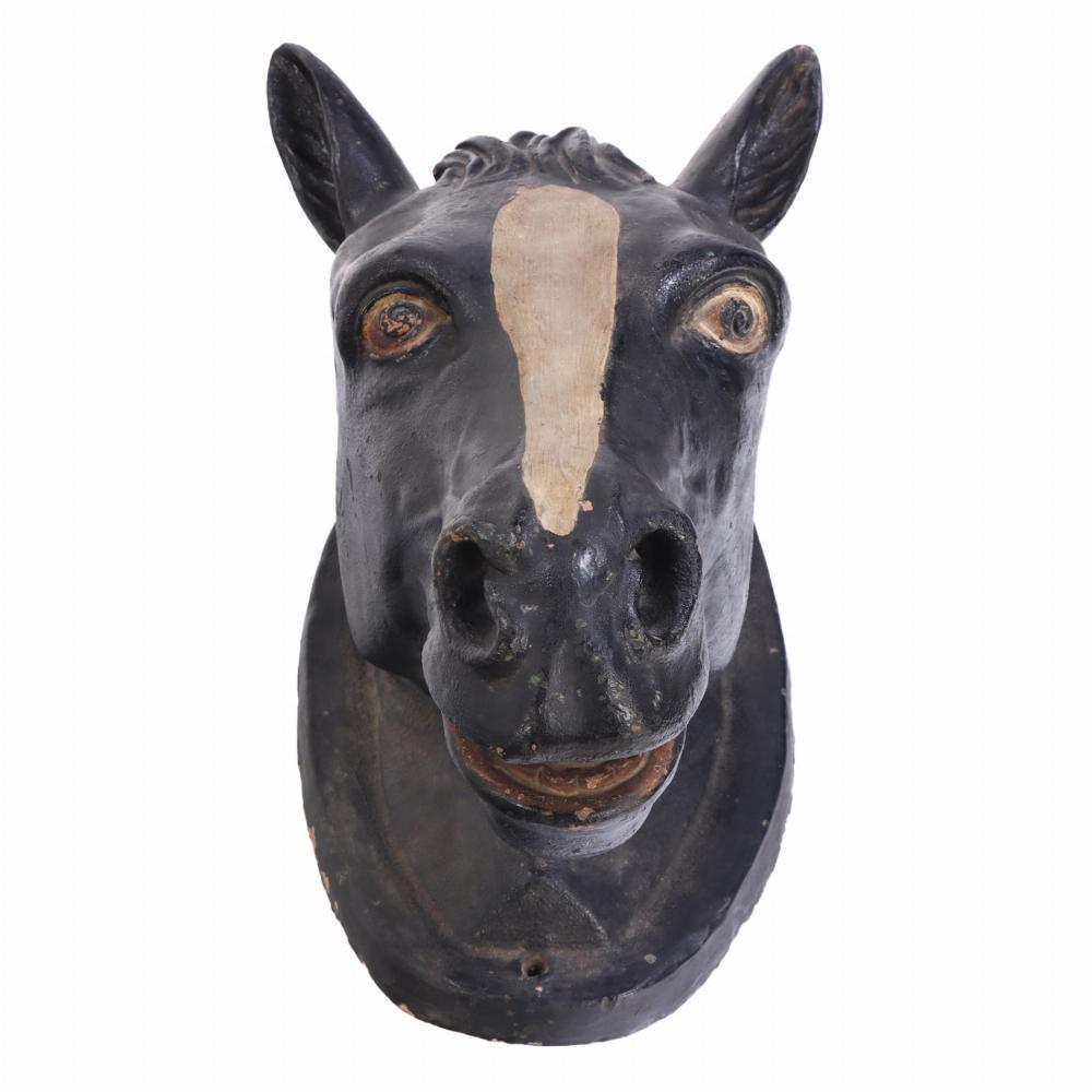 XX secolo Testa di cavallo in terracotta dipinta francese, C.1920. in vendita