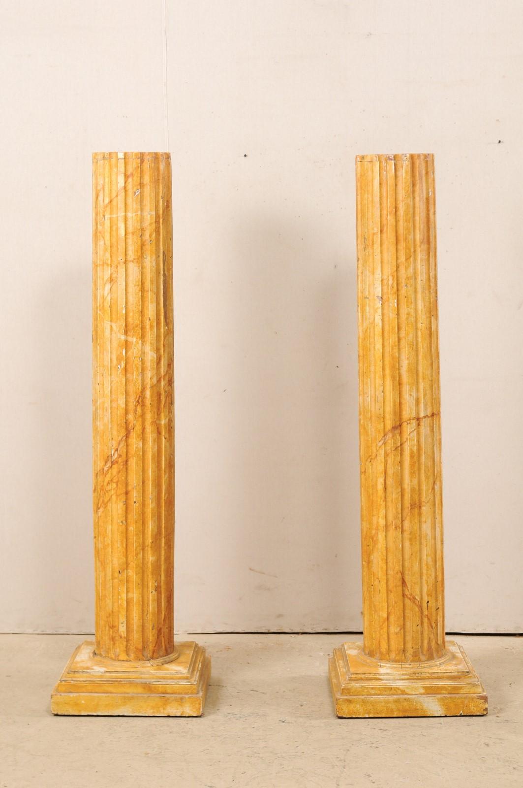 Französische geriffelte Säulen mit Kunstmarmoroberfläche, Mitte des 20. Jahrhunderts, Paar (Holz) im Angebot