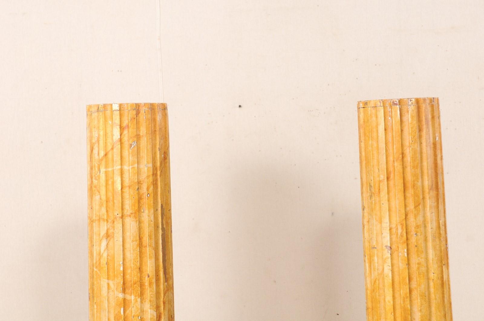 Französische geriffelte Säulen mit Kunstmarmoroberfläche, Mitte des 20. Jahrhunderts, Paar im Angebot 2