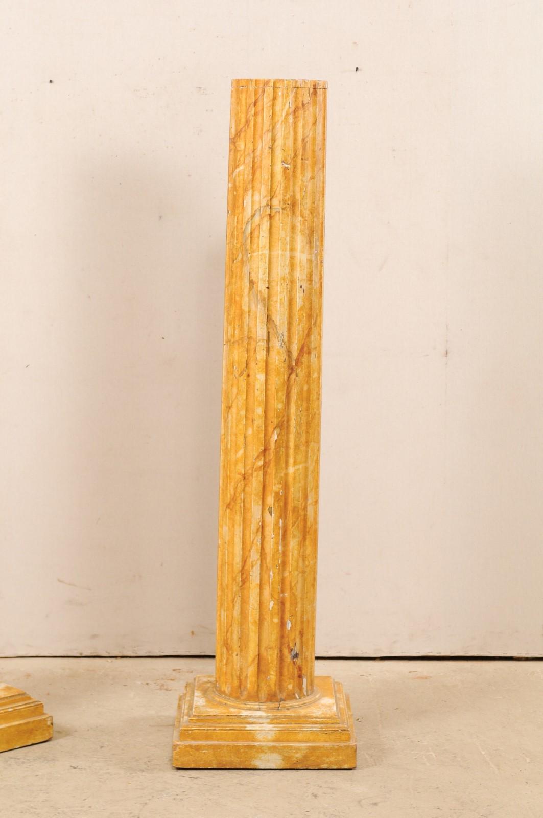 Französische geriffelte Säulen mit Kunstmarmoroberfläche, Mitte des 20. Jahrhunderts, Paar im Angebot 5