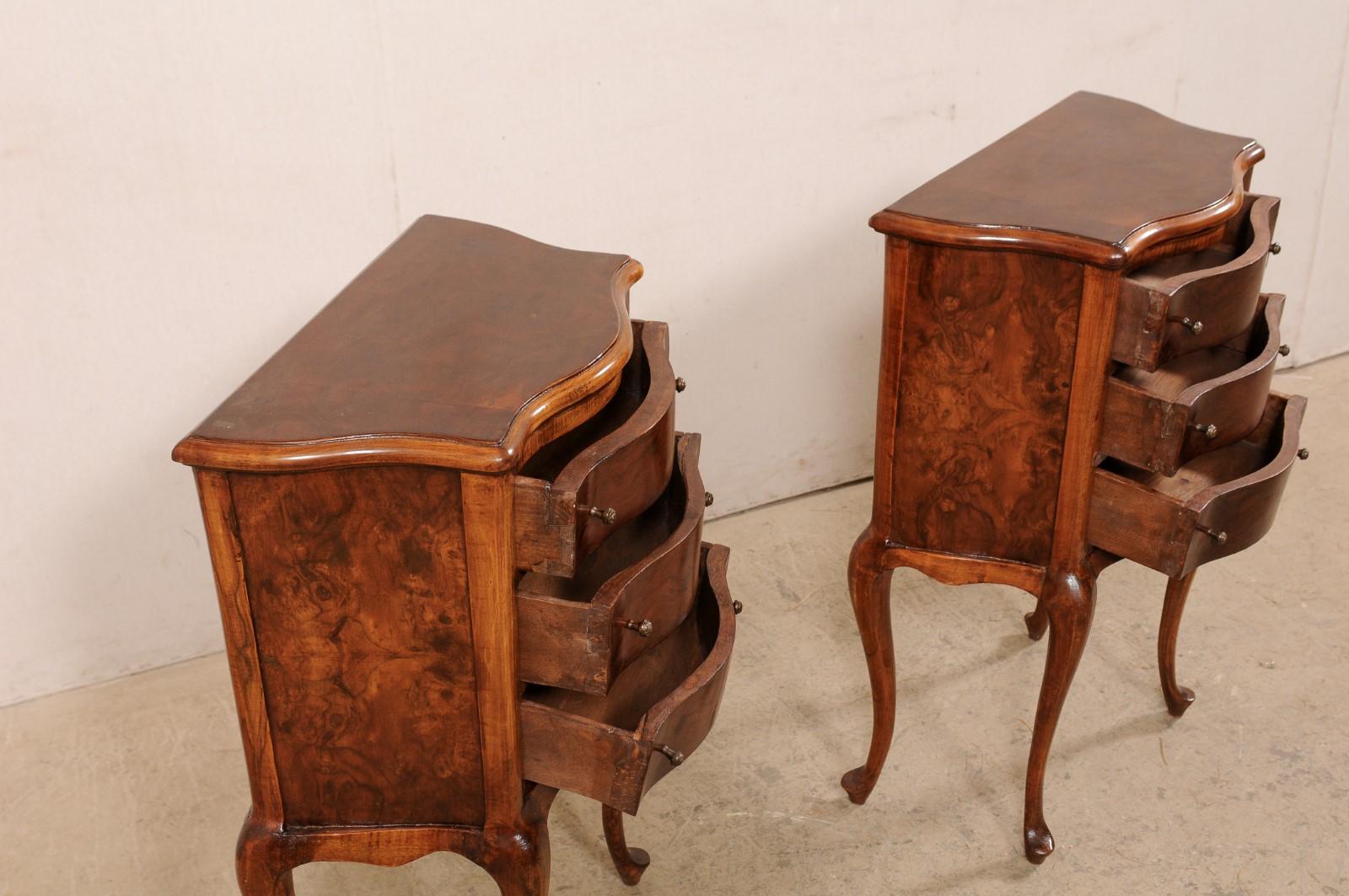 20ième siècle Paire de coffres d'appoint ou de tables d'appoint en bois de ronce à trois tiroirs et à profil serpentin en vente