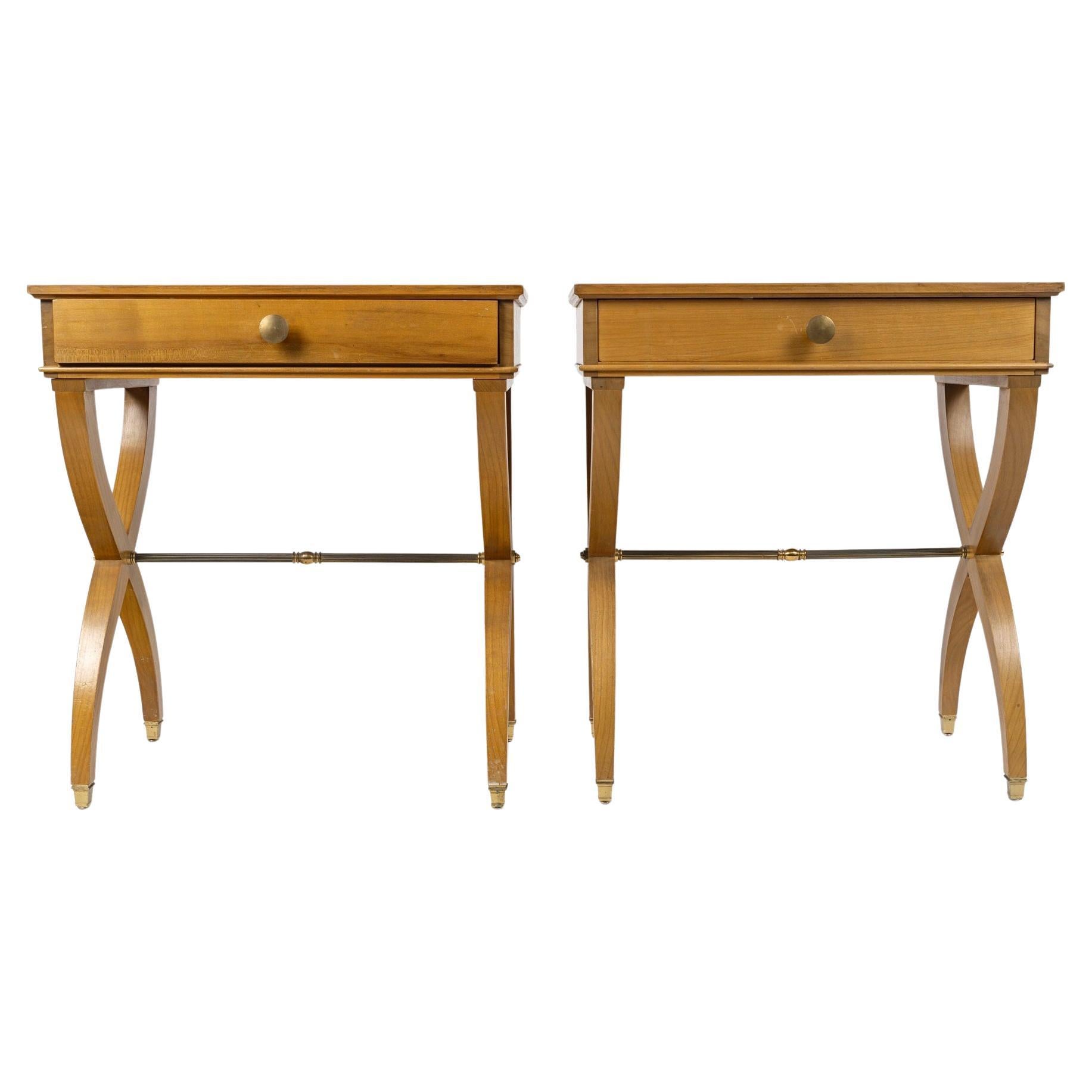 Paire de tables d'appoint dans le style d'André Arbus (1903-1969)
vers 1920

Paire de tables d'appoint Art Déco
Repose sur 4 pieds en forme de X, réunis par une entretoise horizontale en laiton doré.
Ouverture avec un tiroir
Ornementation en bronze