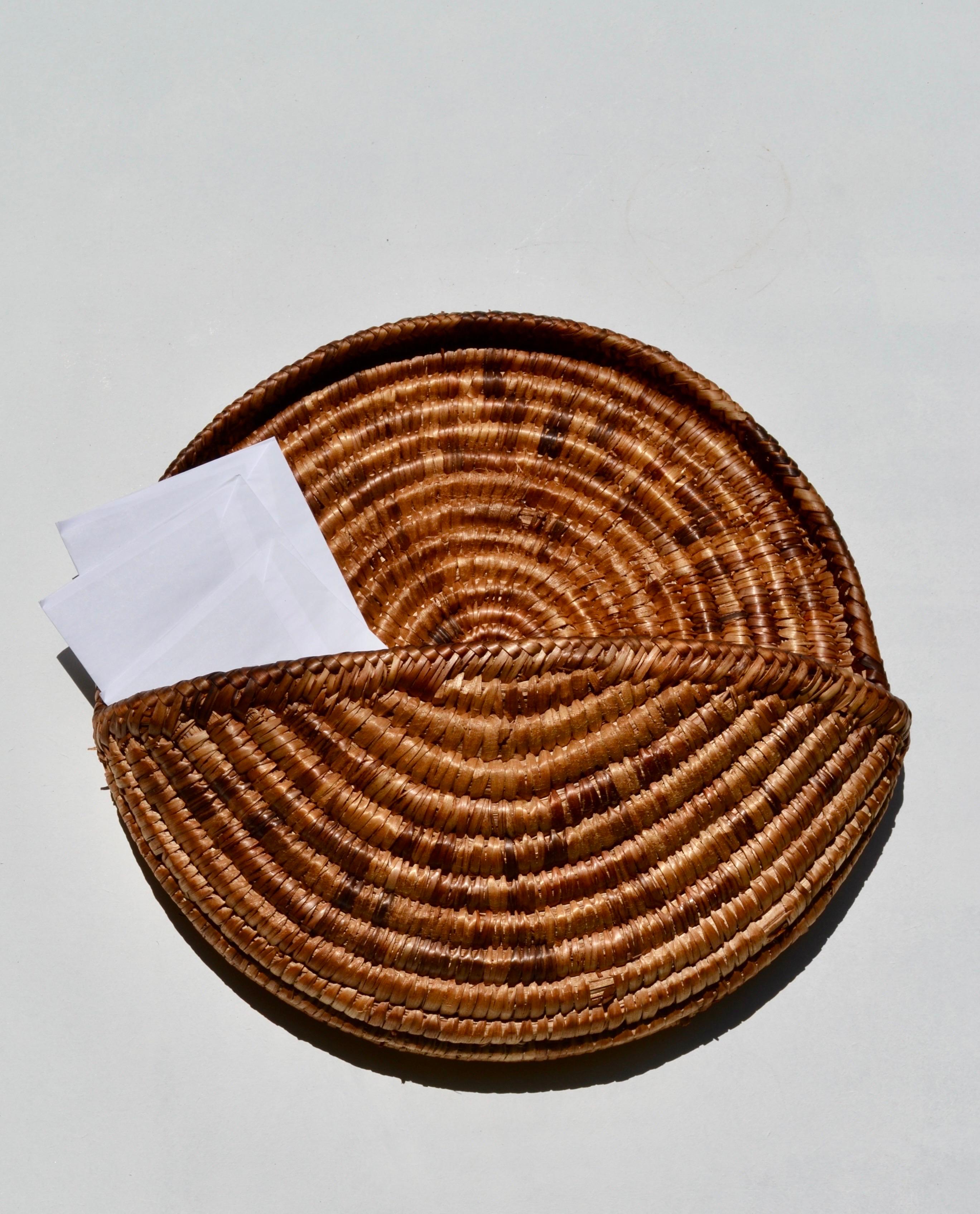 Tessuto a mano Tasca da parete in fibra di palma francese, anni '60 in vendita