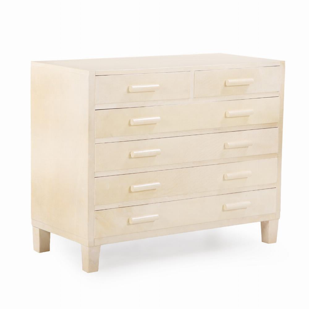 Un sorprendente comò francese del 1940 circa, rivestito in pergamena naturale dai toni ricchi. L'elegante cassa presenta una configurazione classica con due cassetti corti e quattro cassetti lunghi, per offrire un ampio spazio di archiviazione. Le