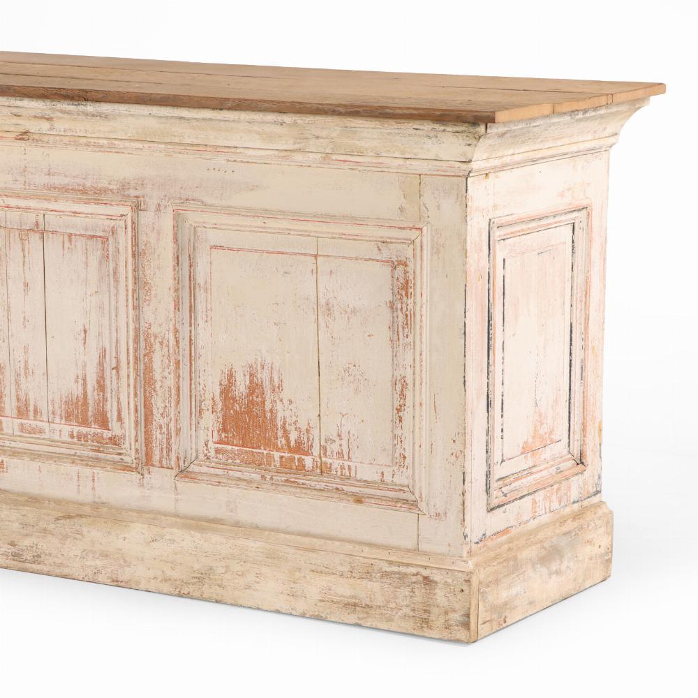 Intagliato Banco da negozio francese in rovere parzialmente dipinto, C.C. 1890. in vendita