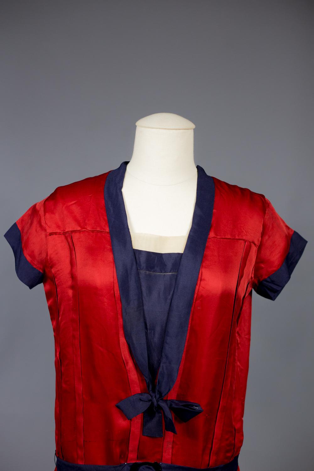 Rouge Robe patriotique française en satin et crêpe de soie, circa 1920 en vente