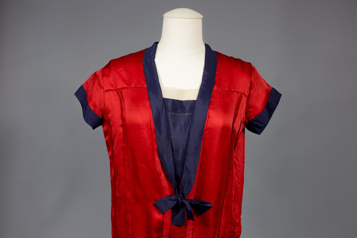 Robe patriotique française en satin et crêpe de soie, circa 1920 Bon état - En vente à Toulon, FR