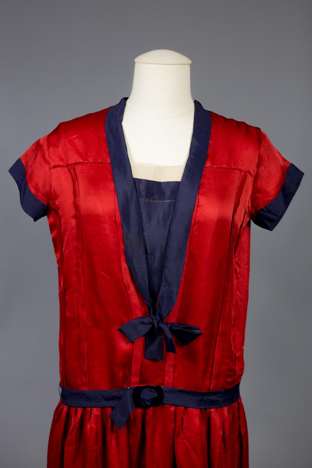 Un vestido patriótico francés azul marino de satén y crepé de seda- circa 1920 en venta 1