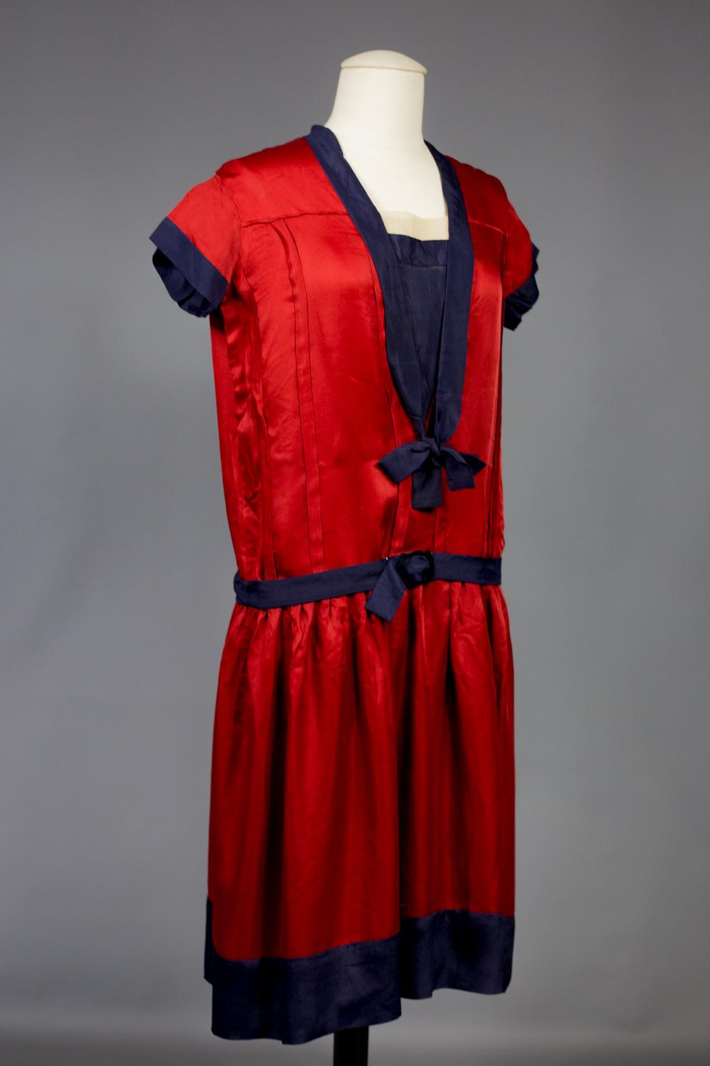 A French Patriotic Navy Dress In Satin And Silk Crepe- Circa 1920 In Good Condition For Sale In Toulon, FR