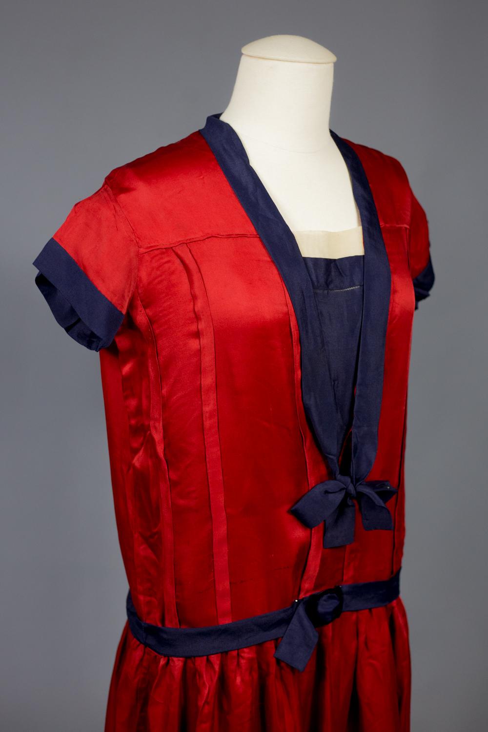 A French Patriotic Navy Dress In Satin And Silk Crepe- Circa 1920 For Sale 1