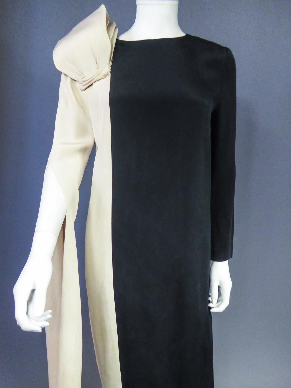 Circa 1975/1985
France

Astonishing evening Peplum dress in silk jersey playing with the bichromy of Yin and Yang, and signed by Pierre Cardin Prestige dating from the early 1980s. Funny nod to Yves Mathieu Saint Laurent at Dior in 1955 in the more