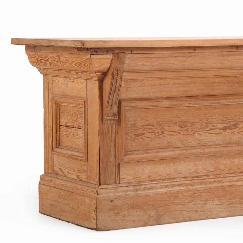 A French pine store counter, C. 1890. In Good Condition For Sale In Philadelphia, PA