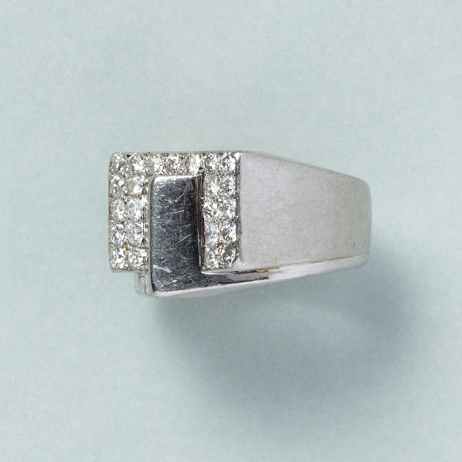 A French Platinum Art Deco Ring with Diamonds In Good Condition For Sale In Amsterdam, NL