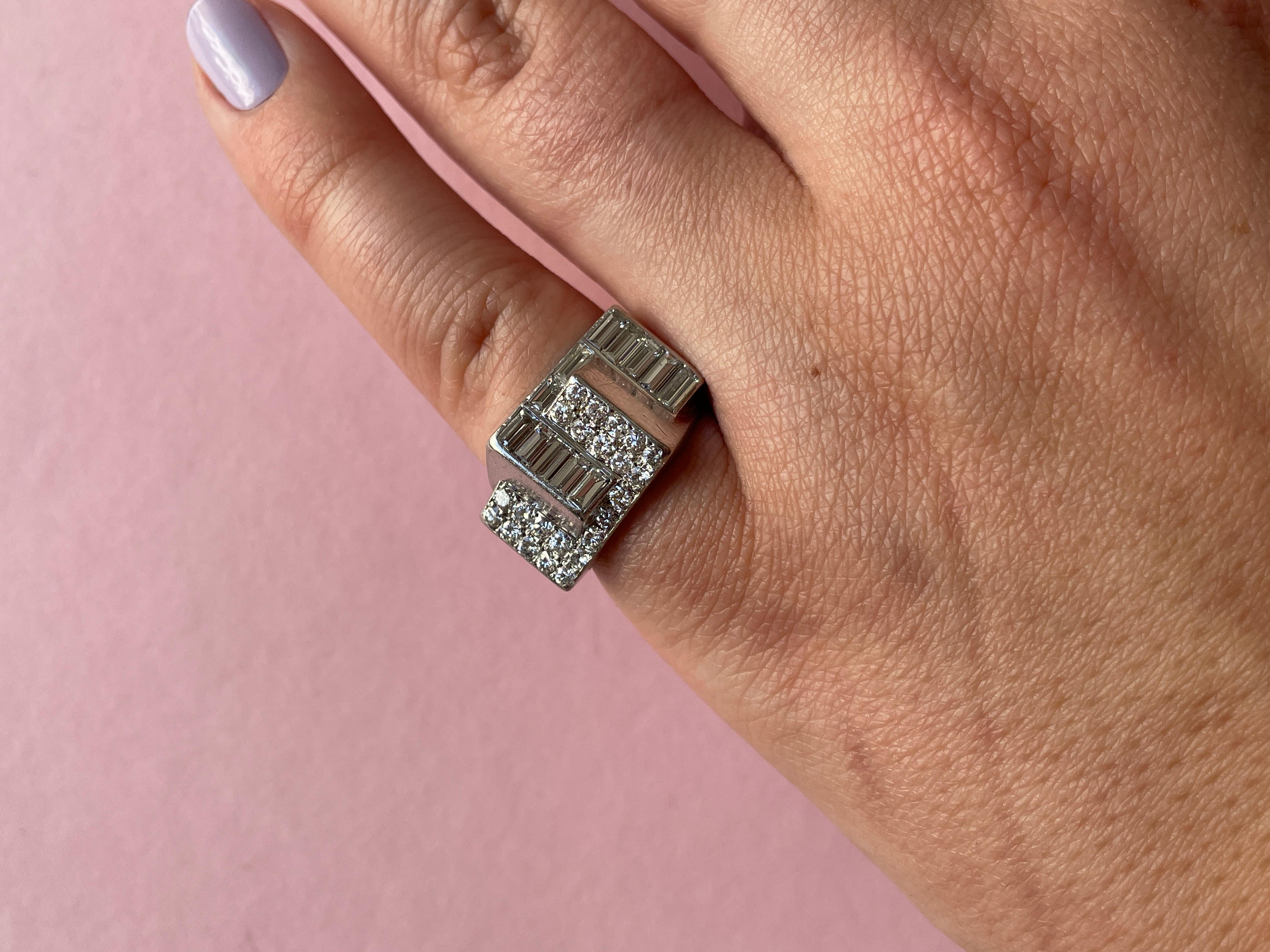 A French Platinum Art Deco Ring with Diamonds For Sale 2