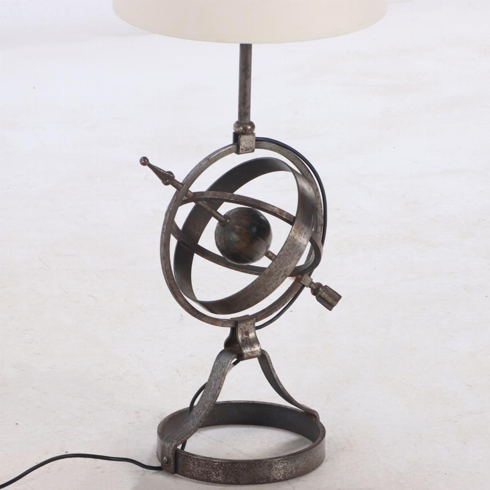 Lámpara de mesa alta francesa de acero pulido C 1950. El cuerpo tiene forma de esfera armilar apoyada en una base redonda abierta. Se incluye una nueva pantalla alta de forma cilíndrica.