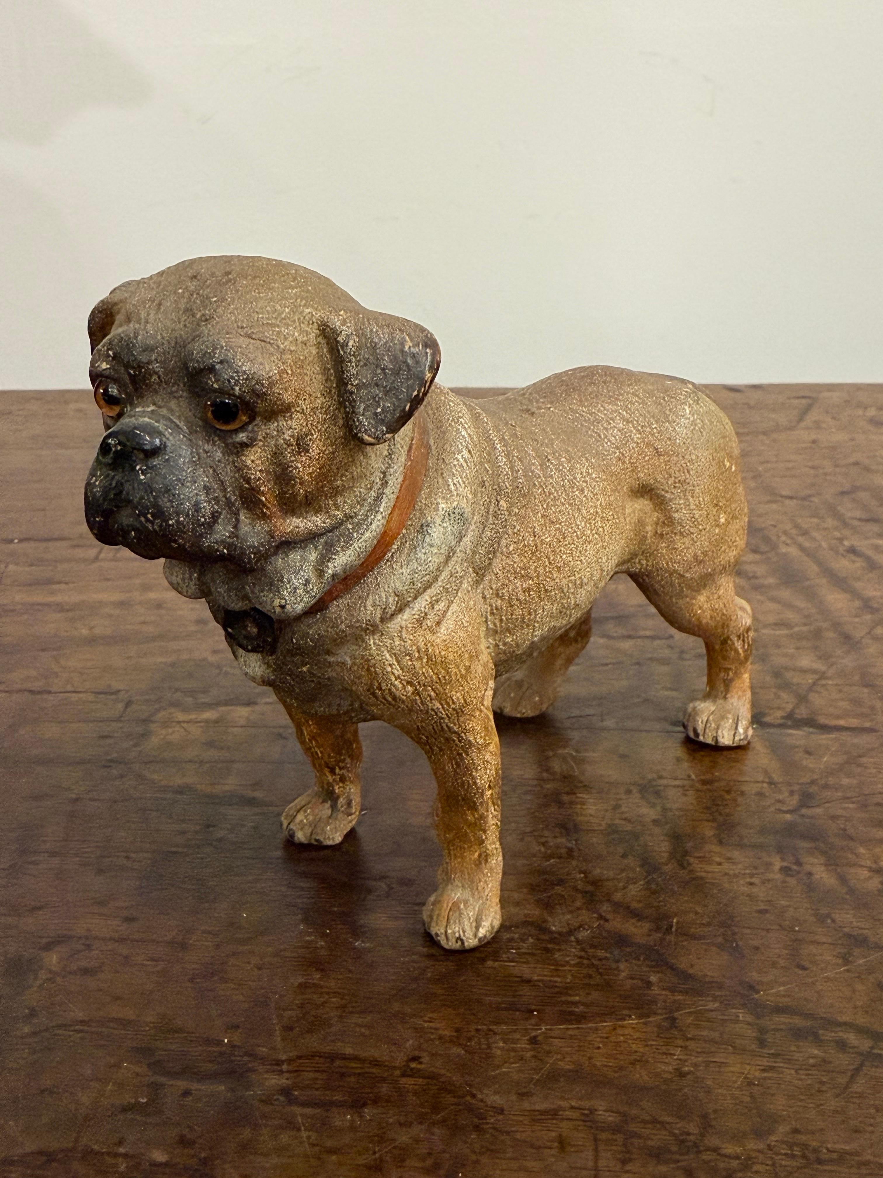 Figura di Mastif in terracotta dipinta in policromia, Francia, XIX secolo

Provenienza: Collezione privata australiana.

Dimensioni:
Larghezza: 15 cm.
Altezza: 11,5 cm.
Profondità: 5 cm.