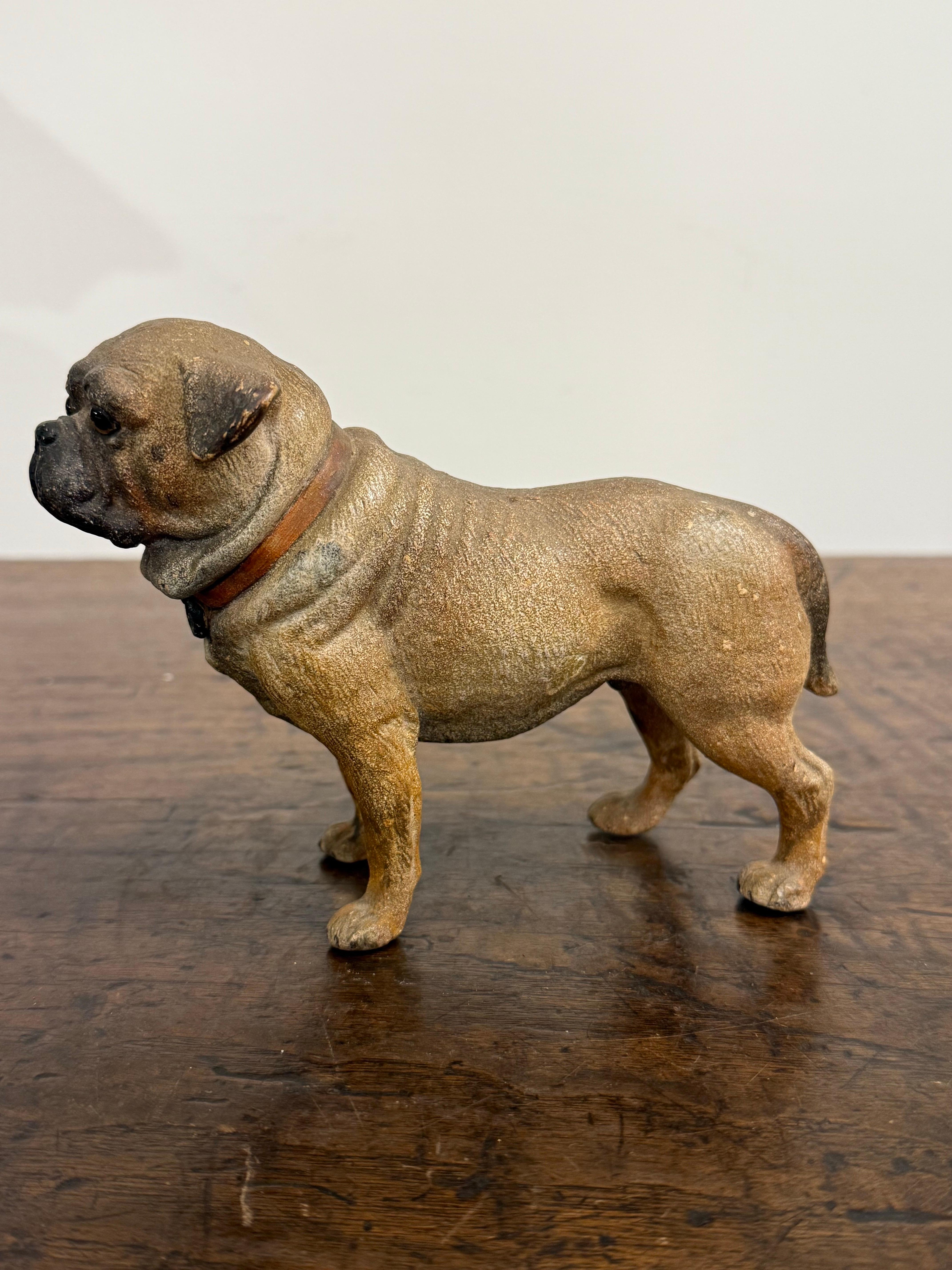 Francese Figura di Mastif in terracotta dipinta in policromia, Francia, XIX secolo in vendita