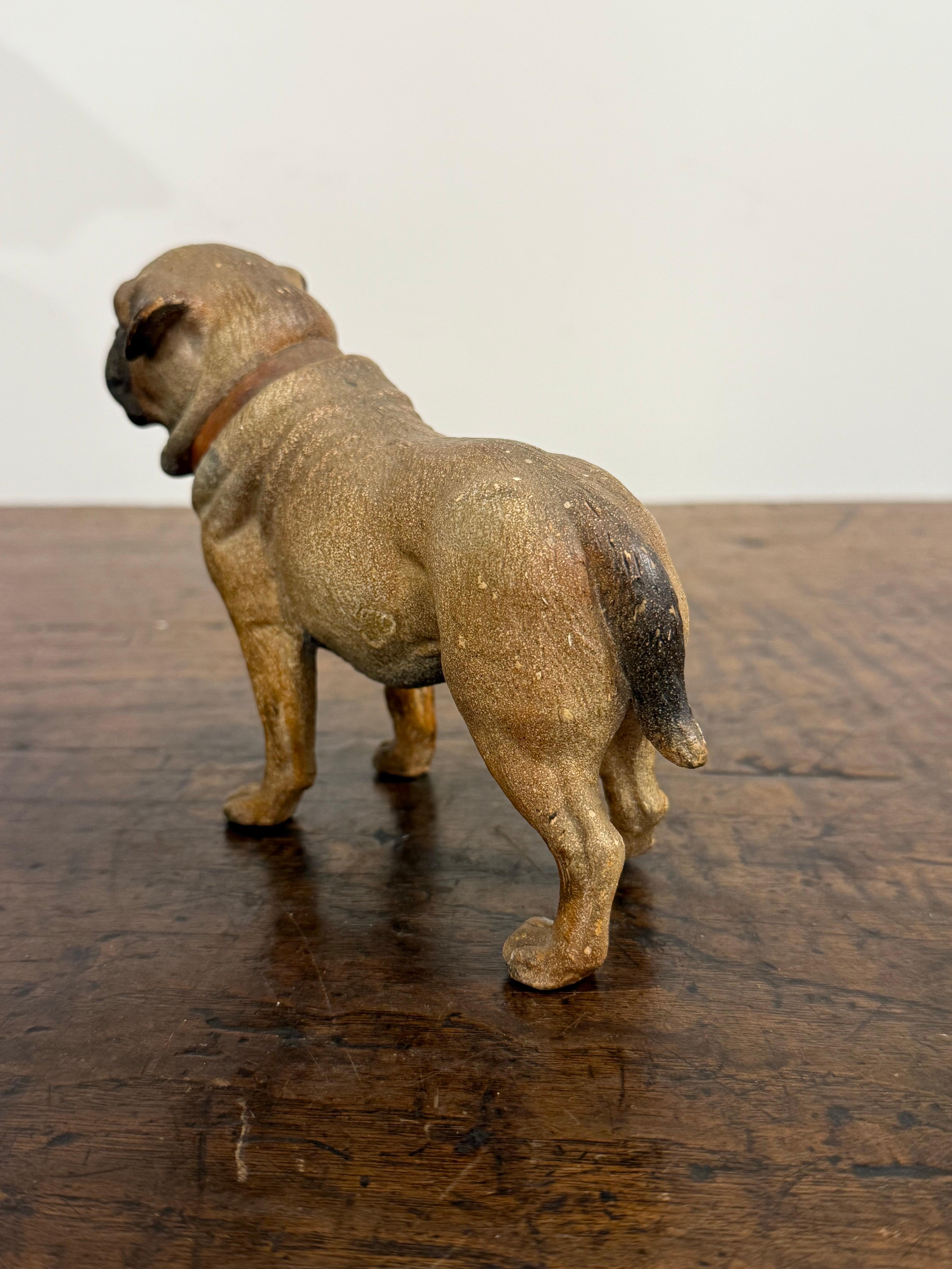 Fatto a mano Figura di Mastif in terracotta dipinta in policromia, Francia, XIX secolo in vendita