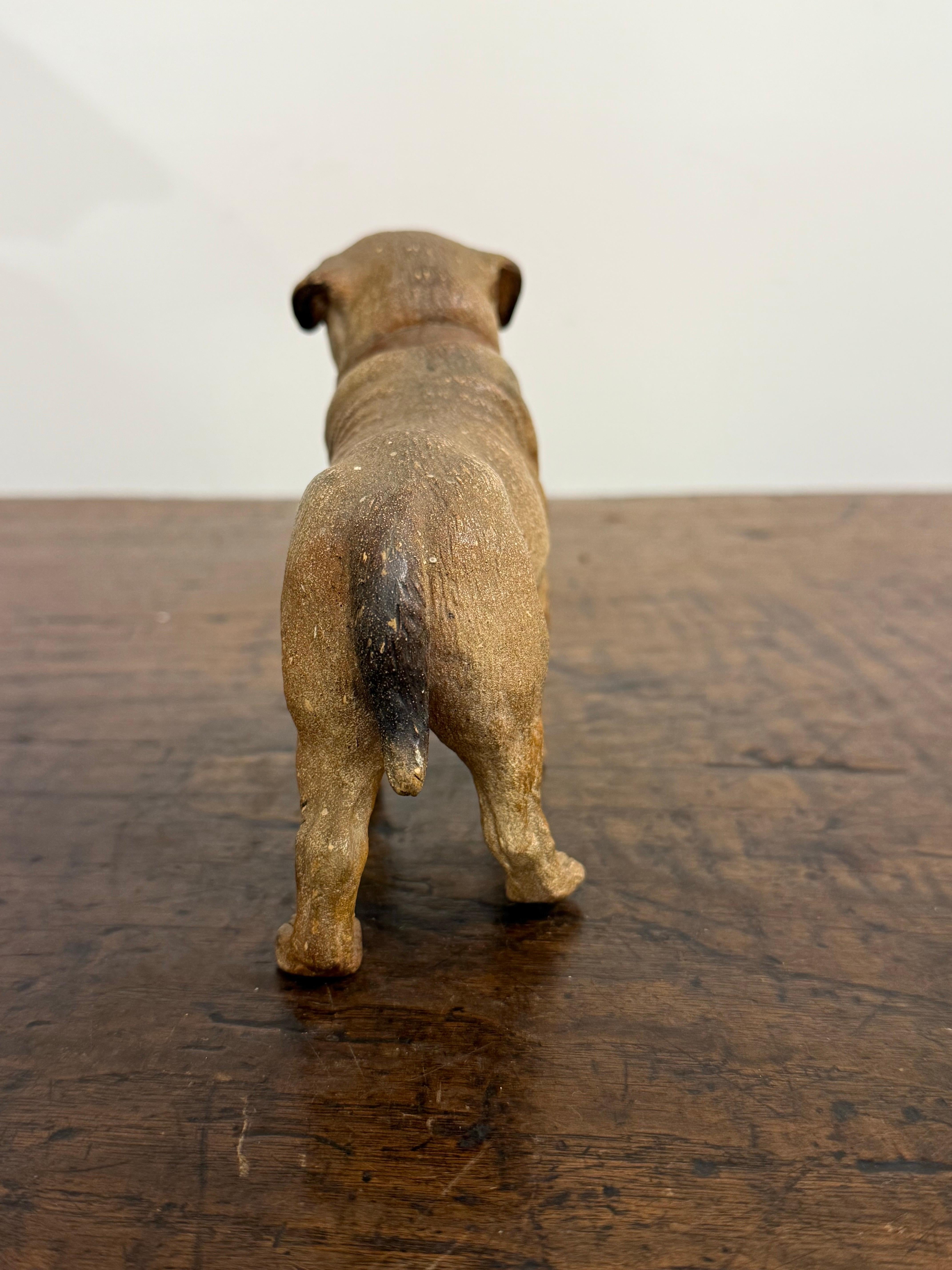 Figura di Mastif in terracotta dipinta in policromia, Francia, XIX secolo In condizioni buone in vendita a ARMADALE, VIC