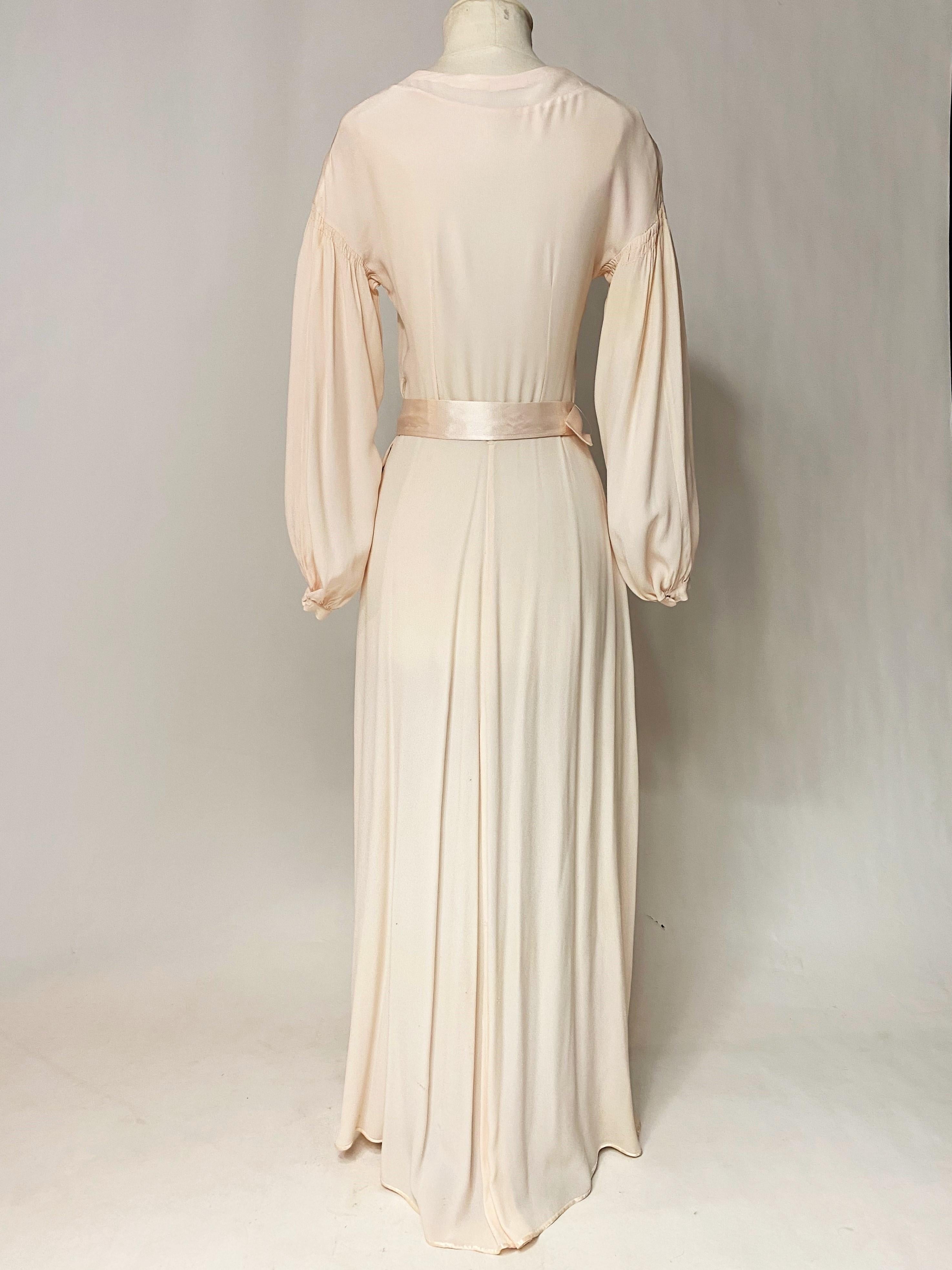 A French Powder Pink Crepe Satin Ceremonial Dress Circa 1940 In Good Condition For Sale In Toulon, FR