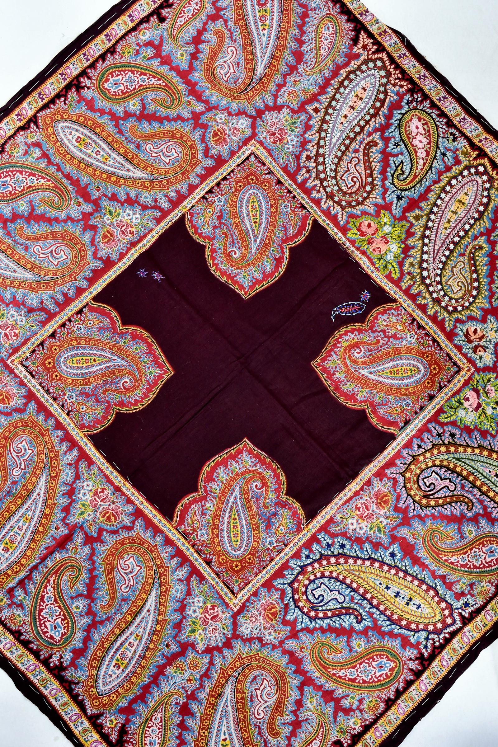 Circa 1870-1890
France Alsace

Beautiful woodblock printed cotton shawl partially embroidered on the outlines of the flowered Boteh and dating from the last quarter of the 19th century. Large Alsatian fichu with picot design (unidentified